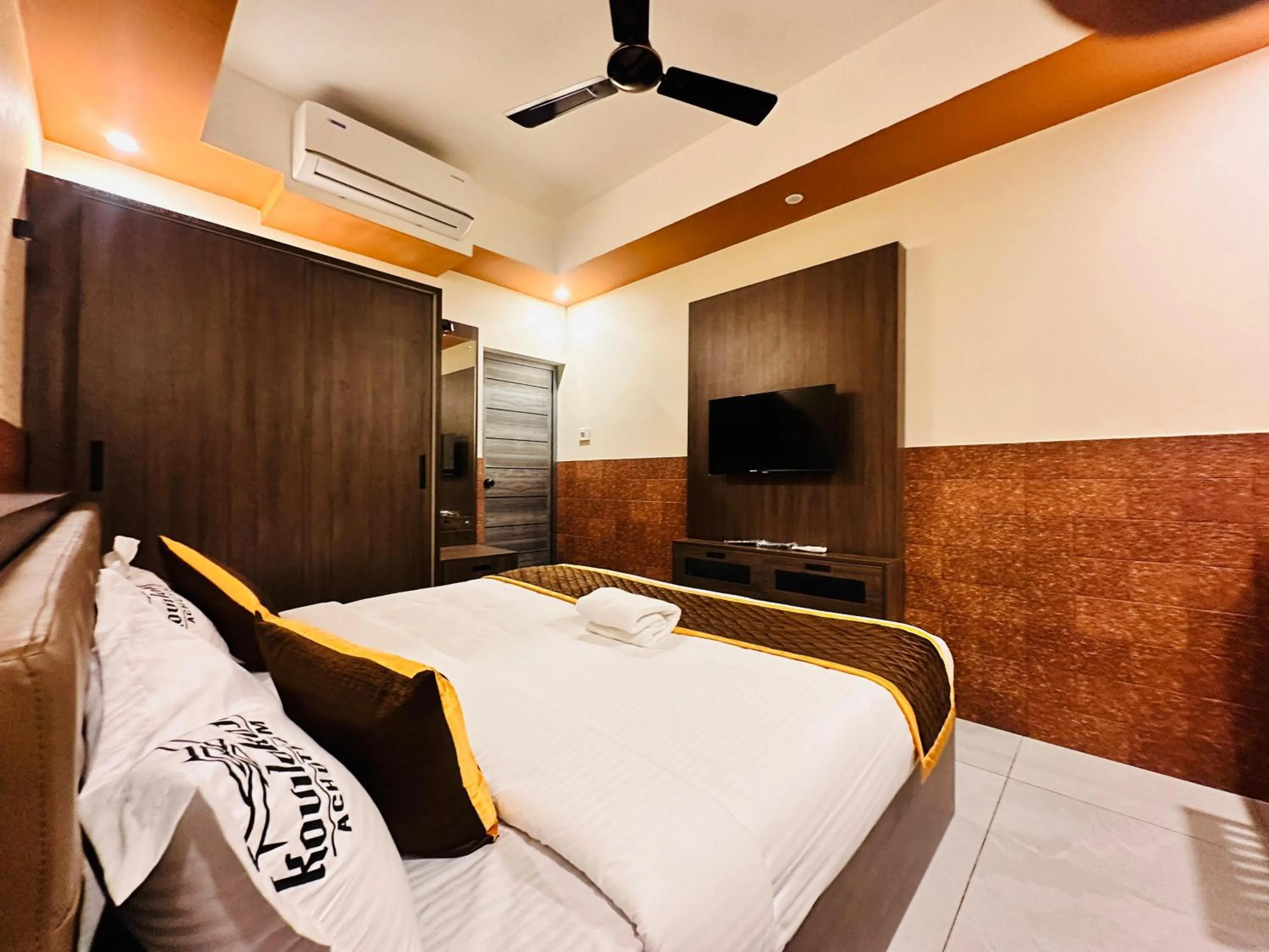 Photo of the whole room, Bed in Kovilakam Achutham