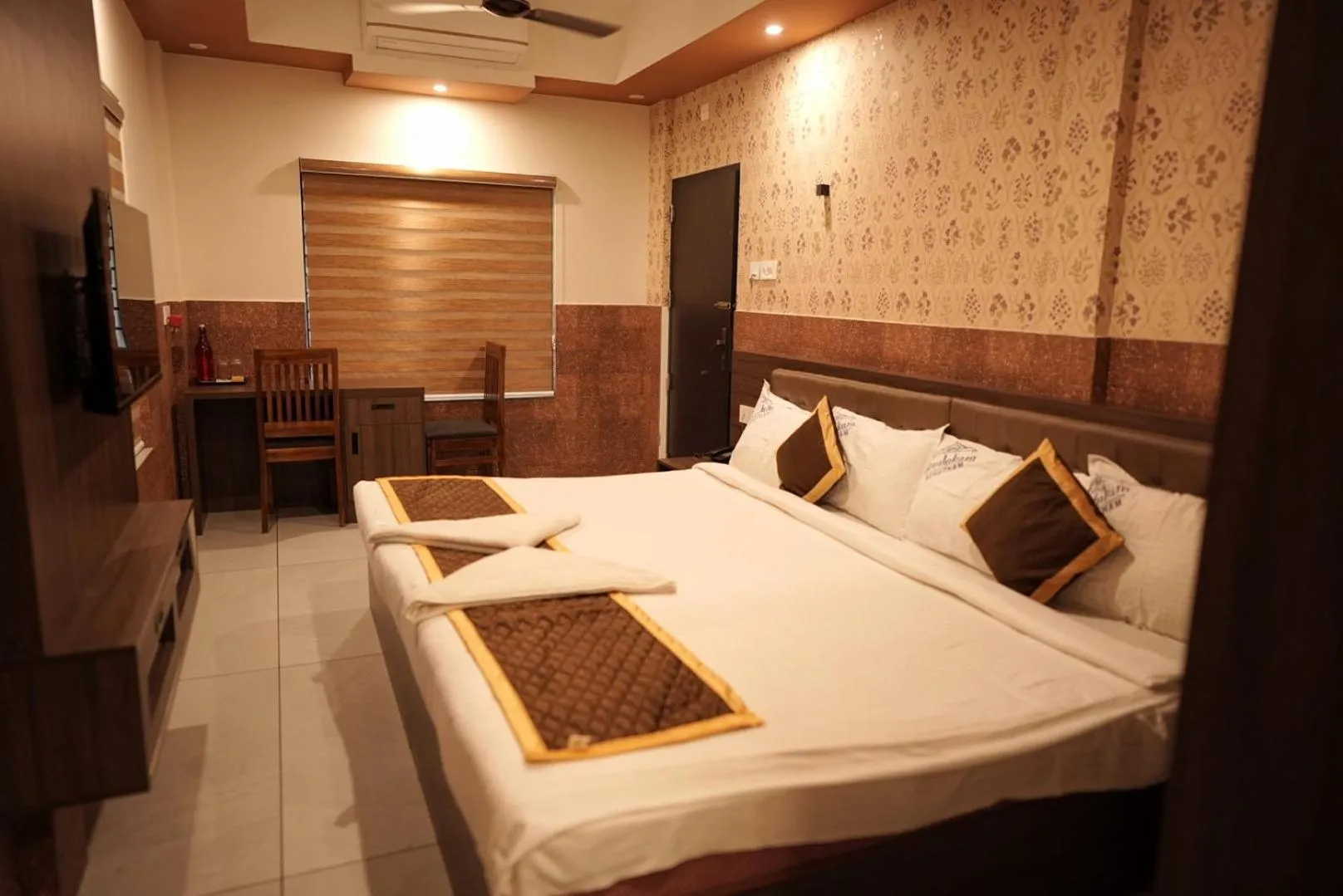 Bedroom, Bed in Kovilakam Achutham