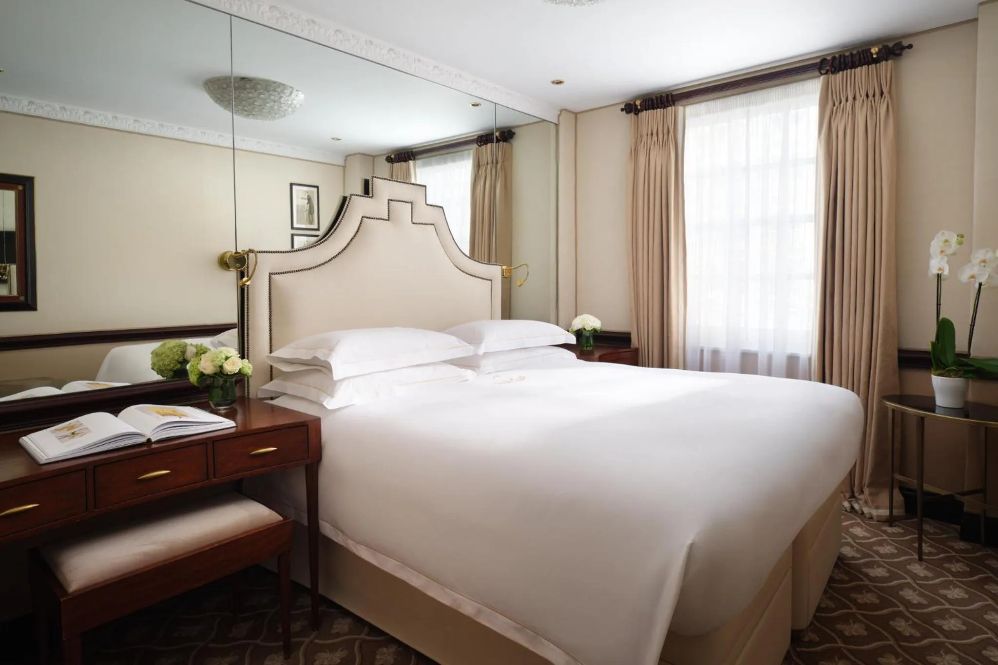 Photo of the whole room, Bed in The Chesterfield Mayfair