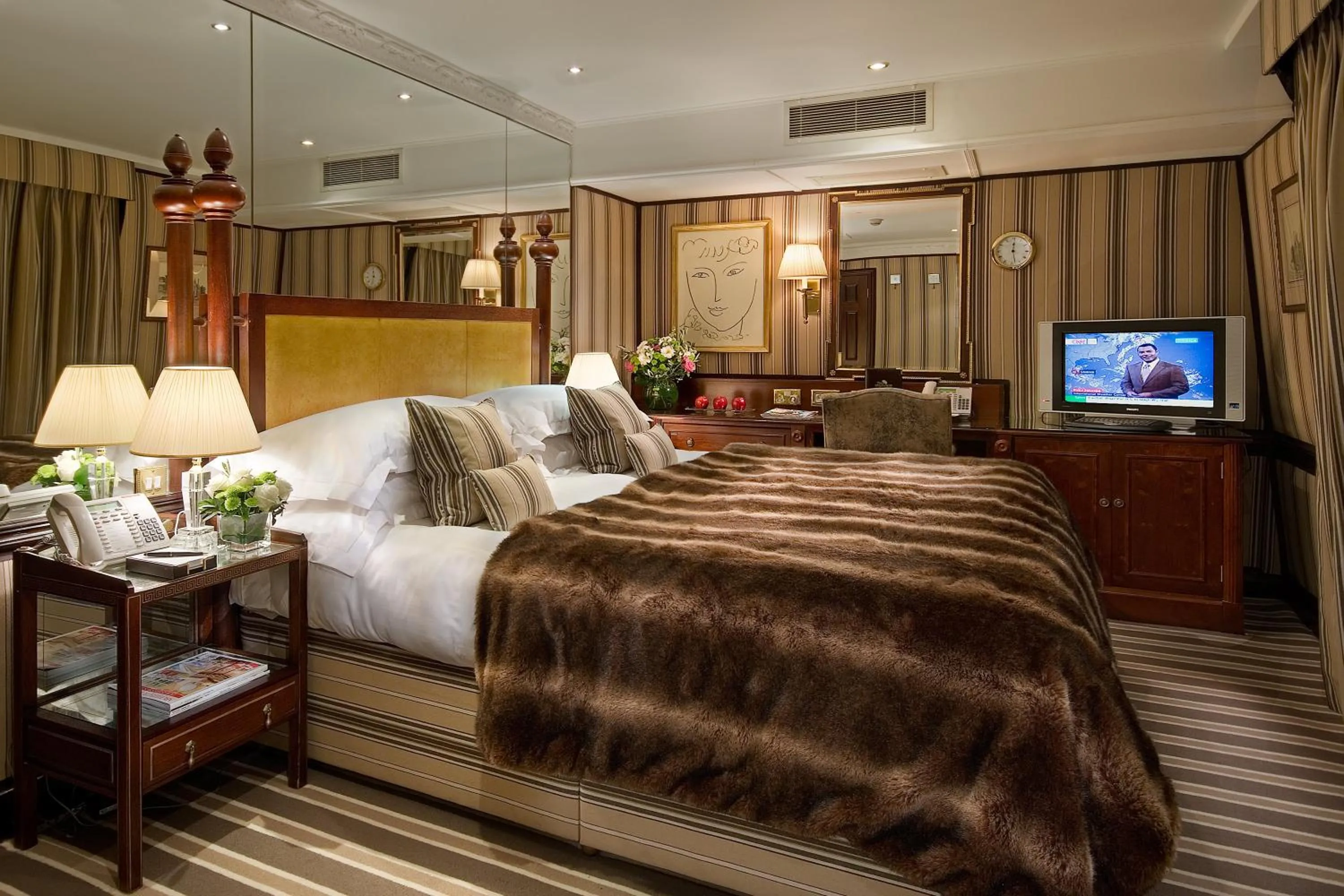 Photo of the whole room, Bed in The Chesterfield Mayfair