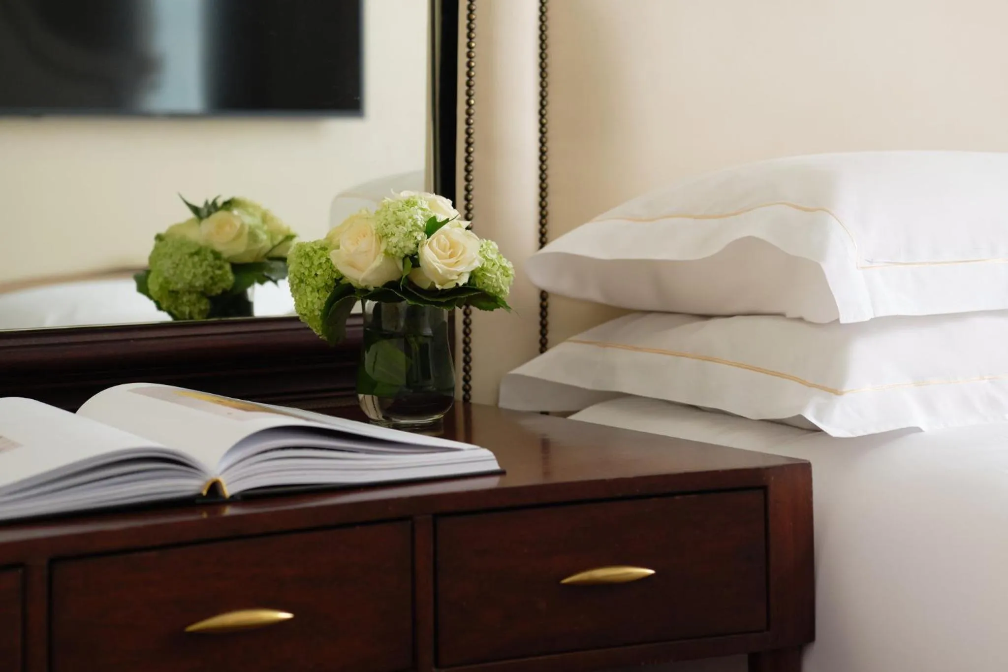 Photo of the whole room, Bed in The Chesterfield Mayfair