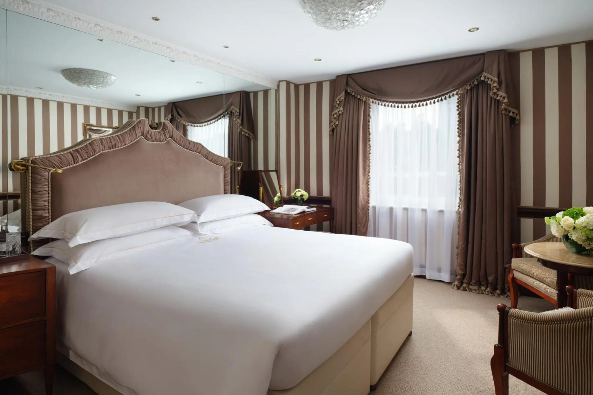 Photo of the whole room, Bed in The Chesterfield Mayfair