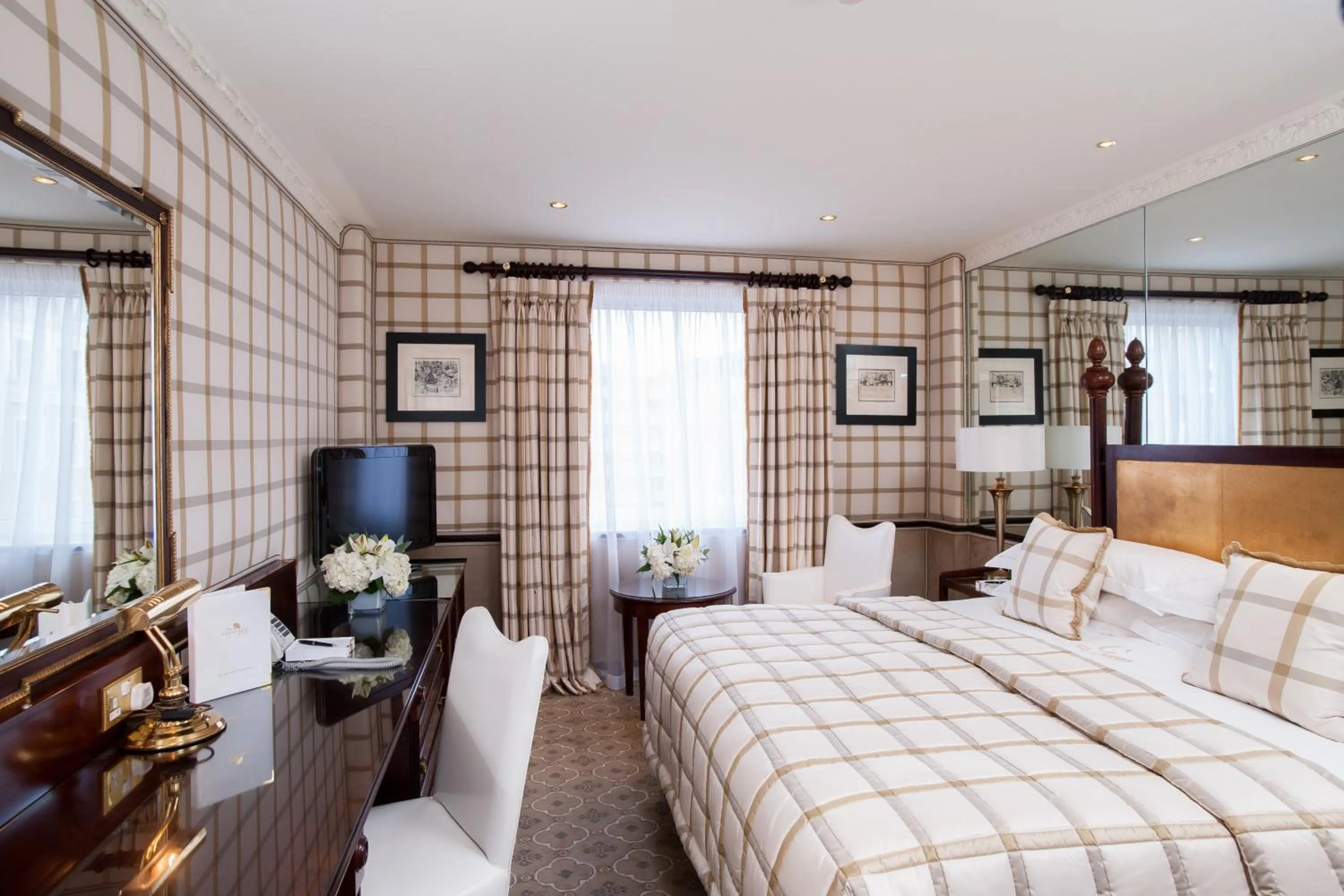 Photo of the whole room, Bed in The Chesterfield Mayfair