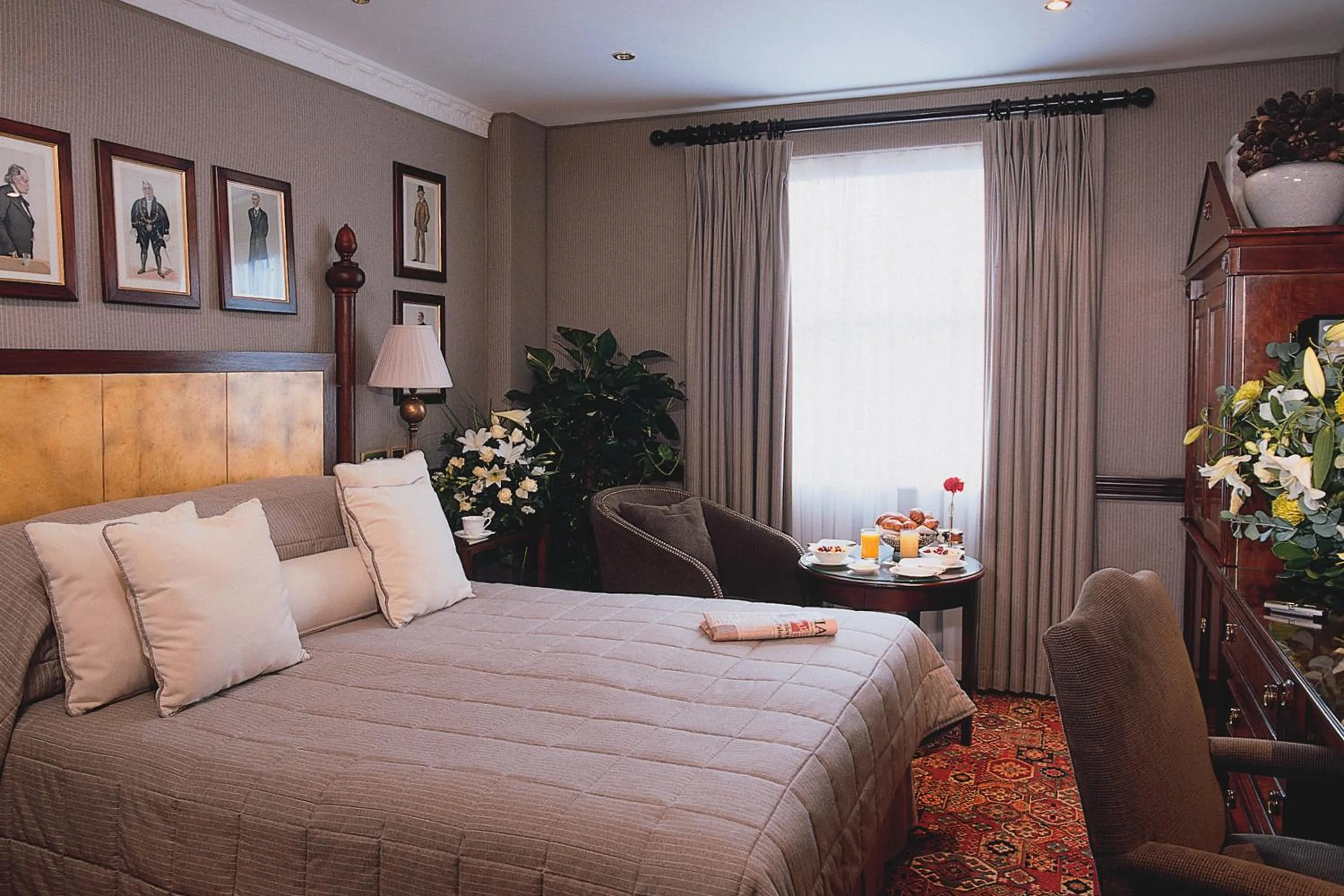 Photo of the whole room, Bed in The Chesterfield Mayfair