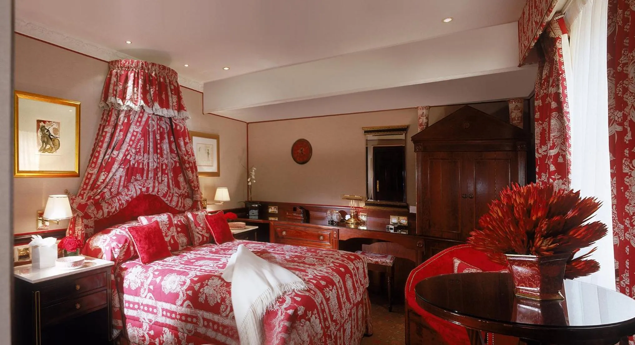 Photo of the whole room, Bed in The Chesterfield Mayfair