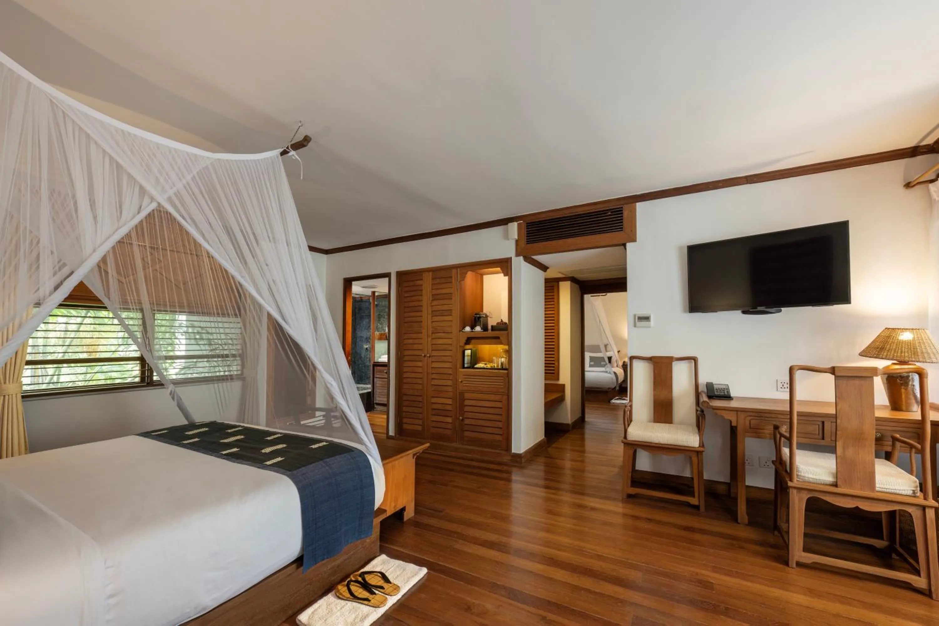 Photo of the whole room, Bed in Governor's Residence