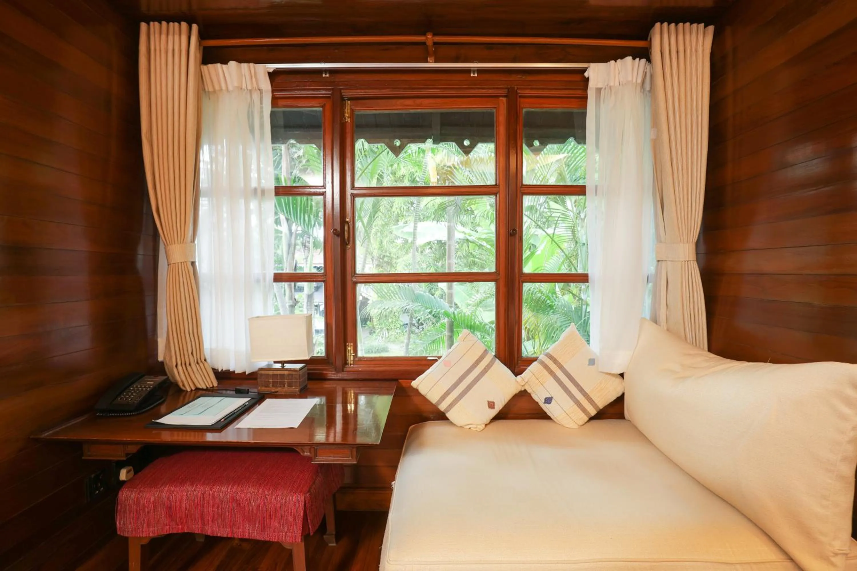 Seating area, Bed in Governor's Residence