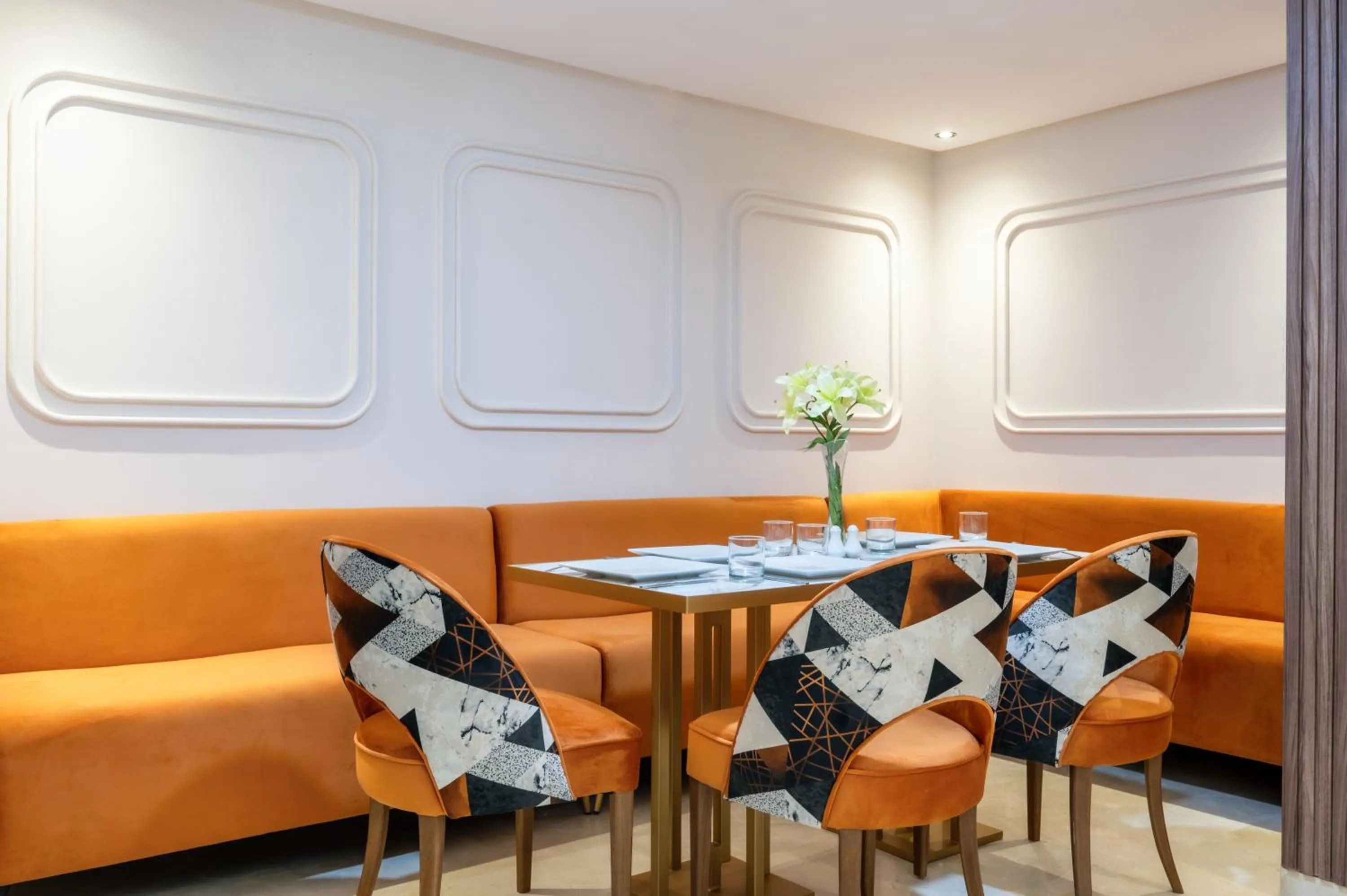 Dining area in Swiss Continental Hôtel