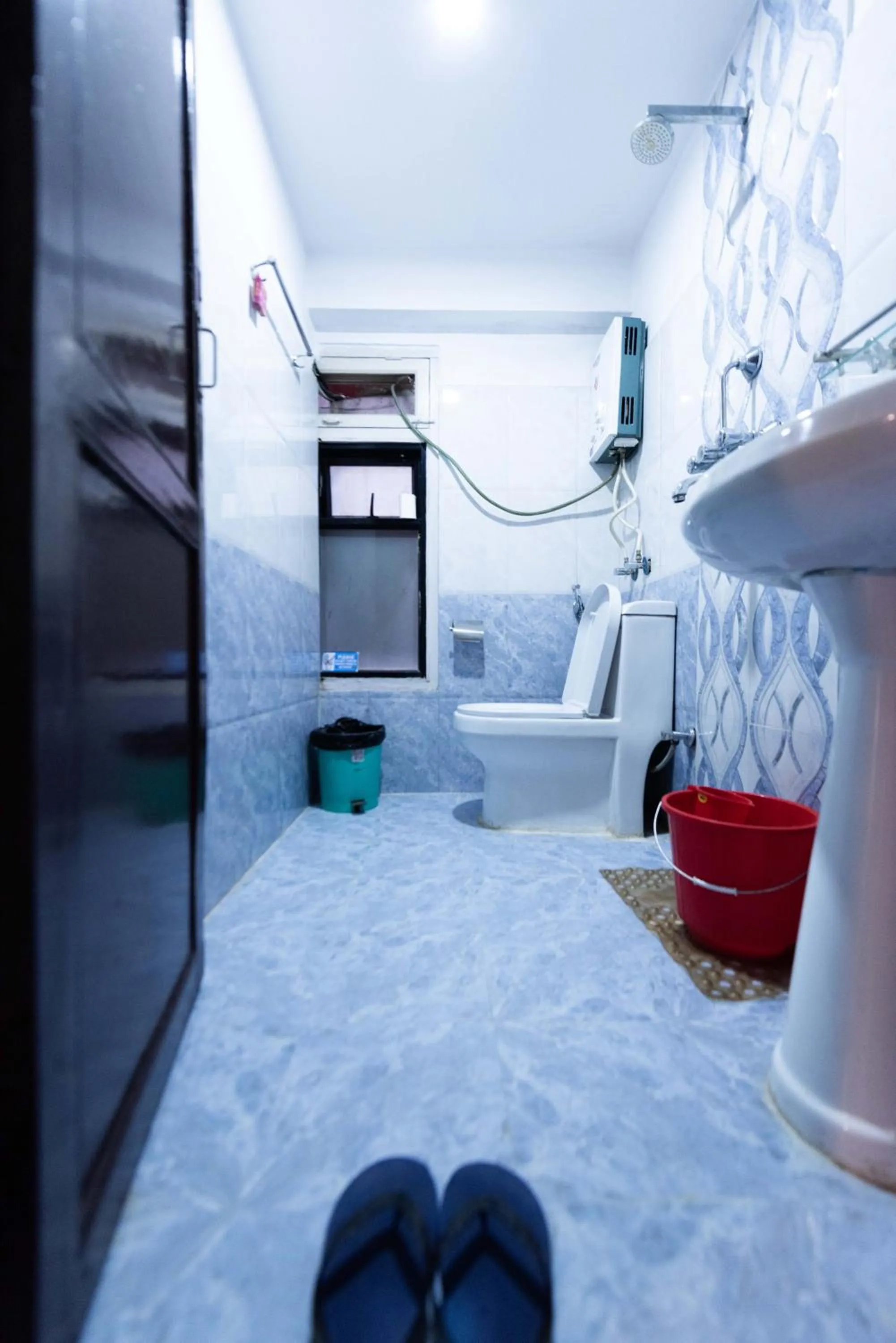 Shower, Bed in Yeti Cozy Hotel