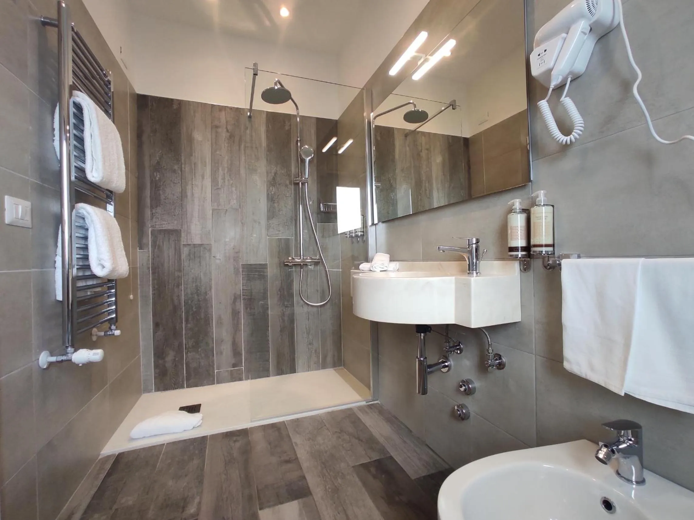 Shower in Massimi City Garden