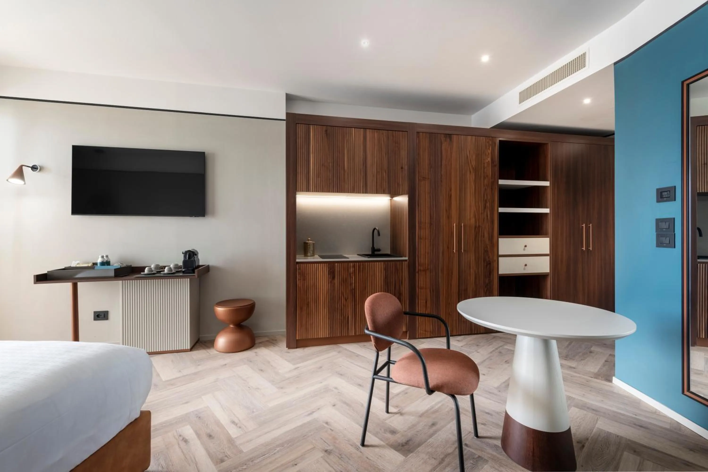 Coffee/tea facilities, Bed in Visionair Suites & SPA-Room Only e Honesty Bar