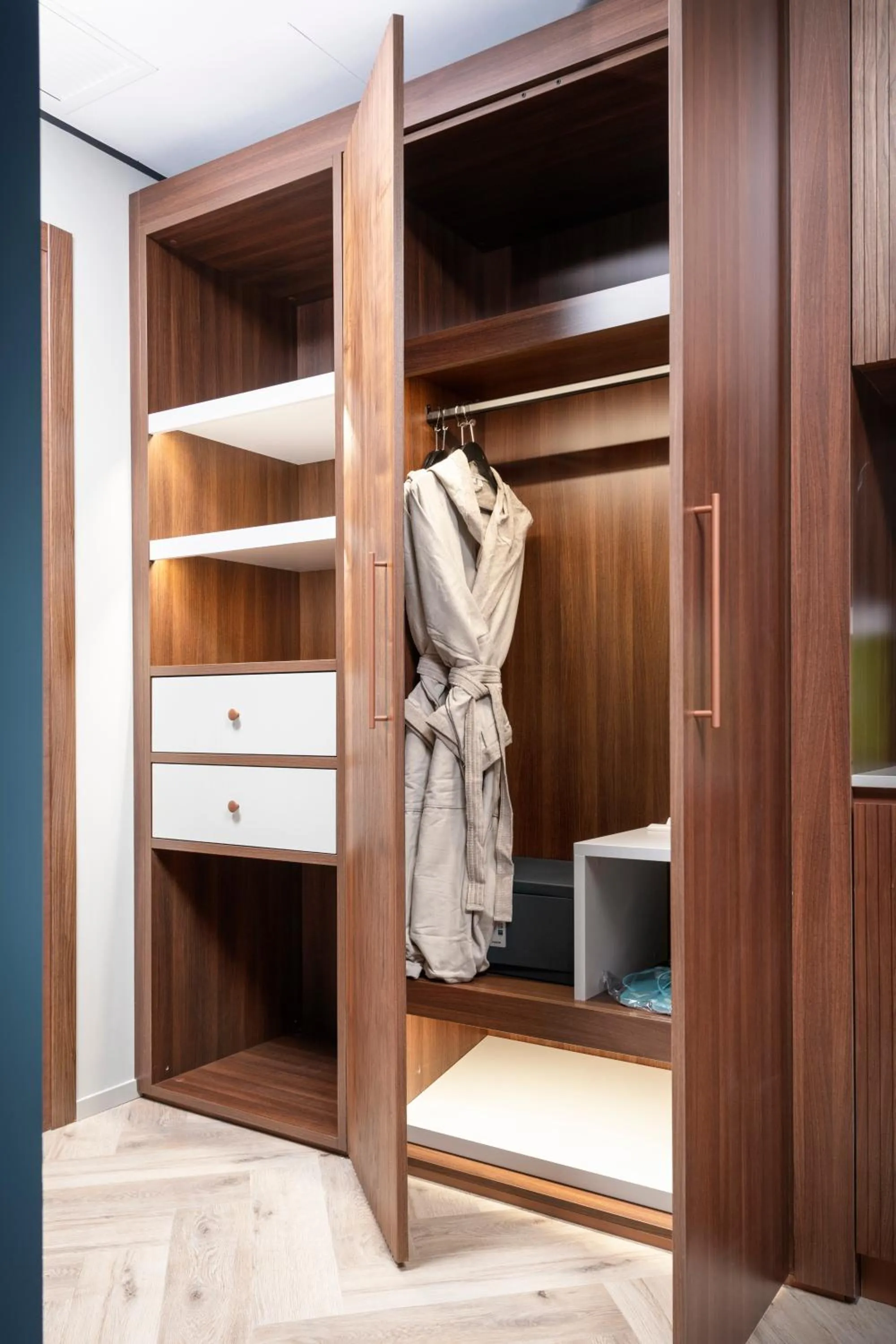 wardrobe in Visionair Suites & SPA-Room Only e Honesty Bar
