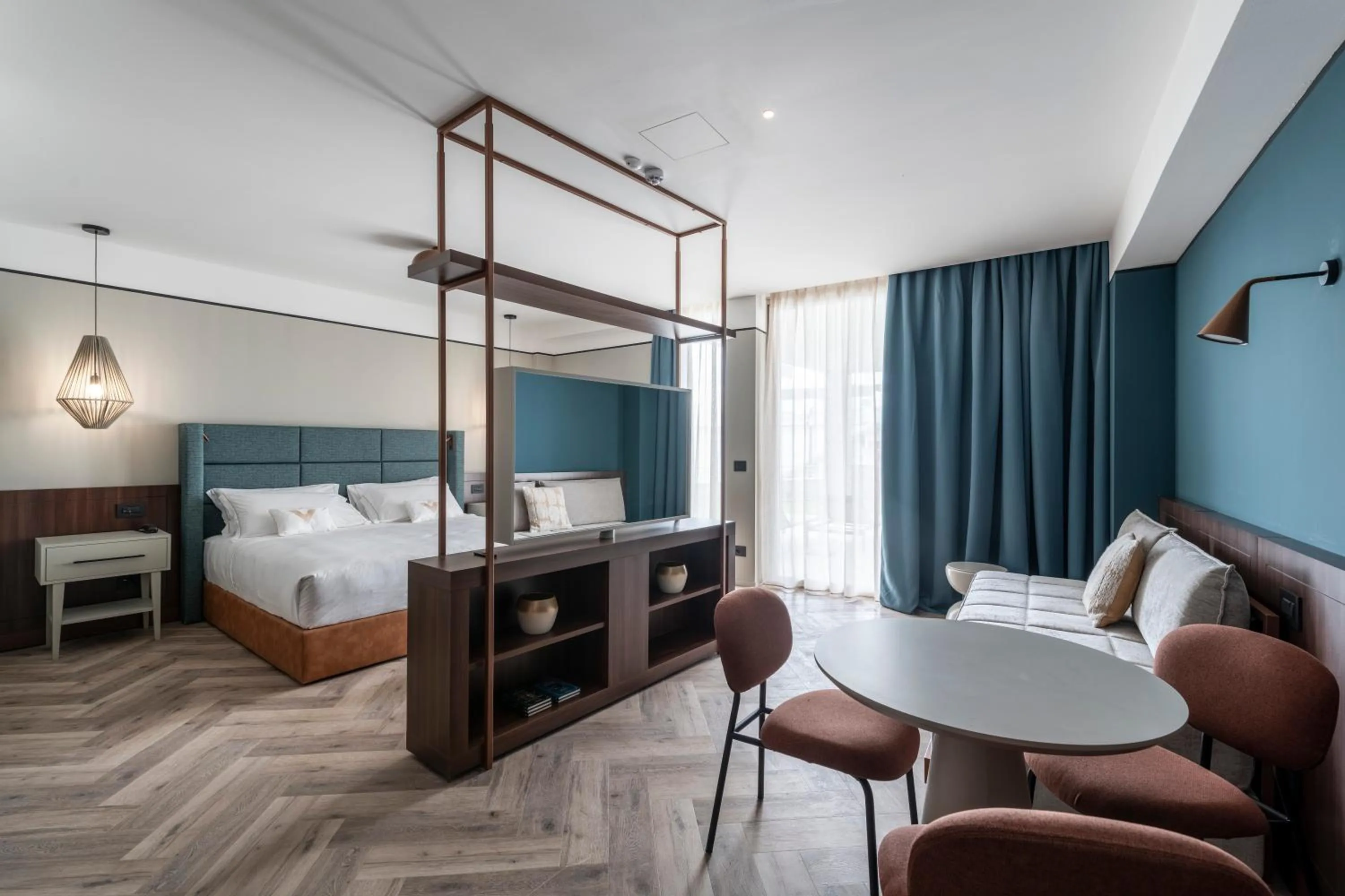 Living room, Bed in Visionair Suites & SPA-Room Only e Honesty Bar