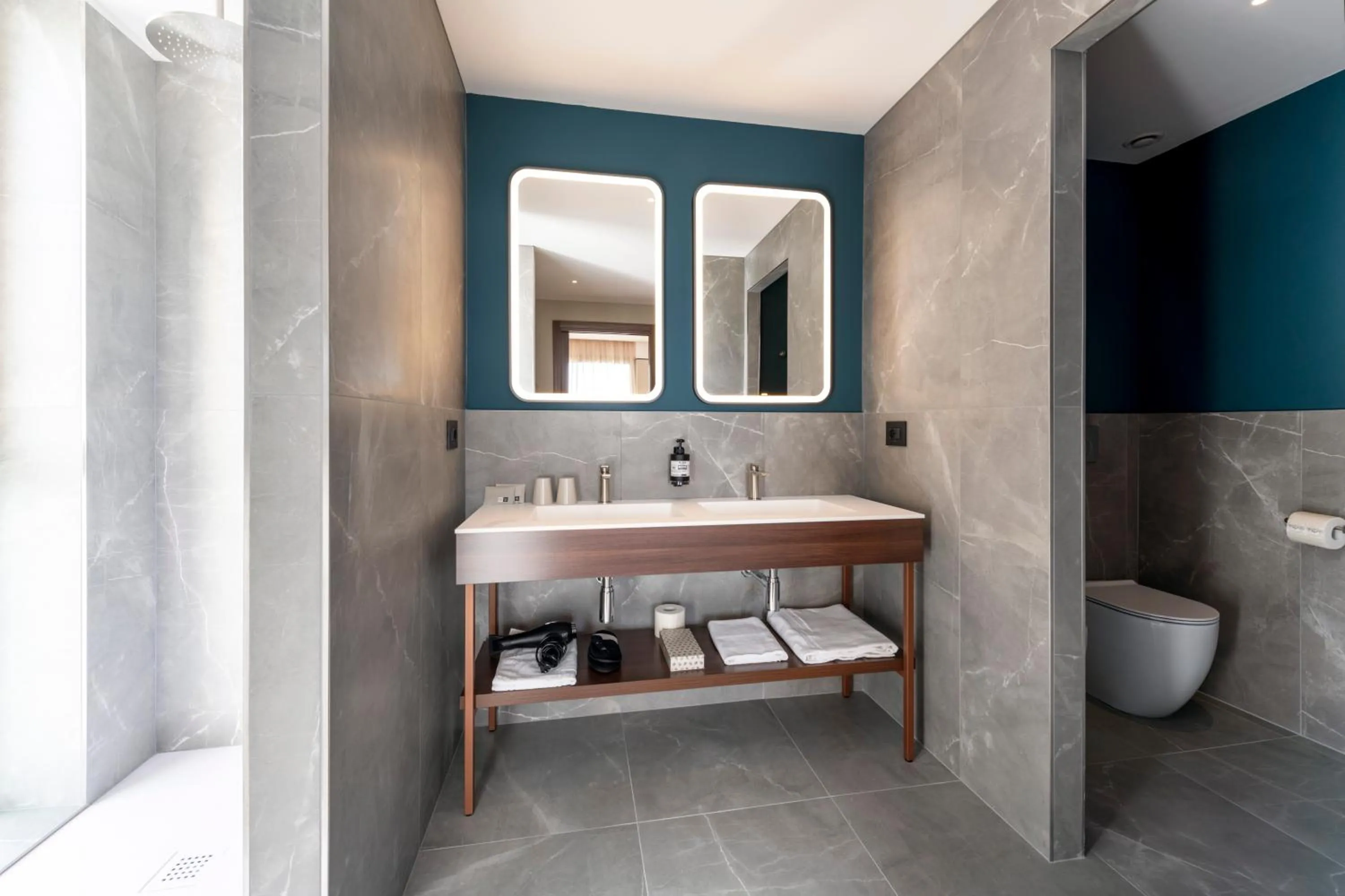 Shower in Visionair Suites & SPA-Room Only e Honesty Bar