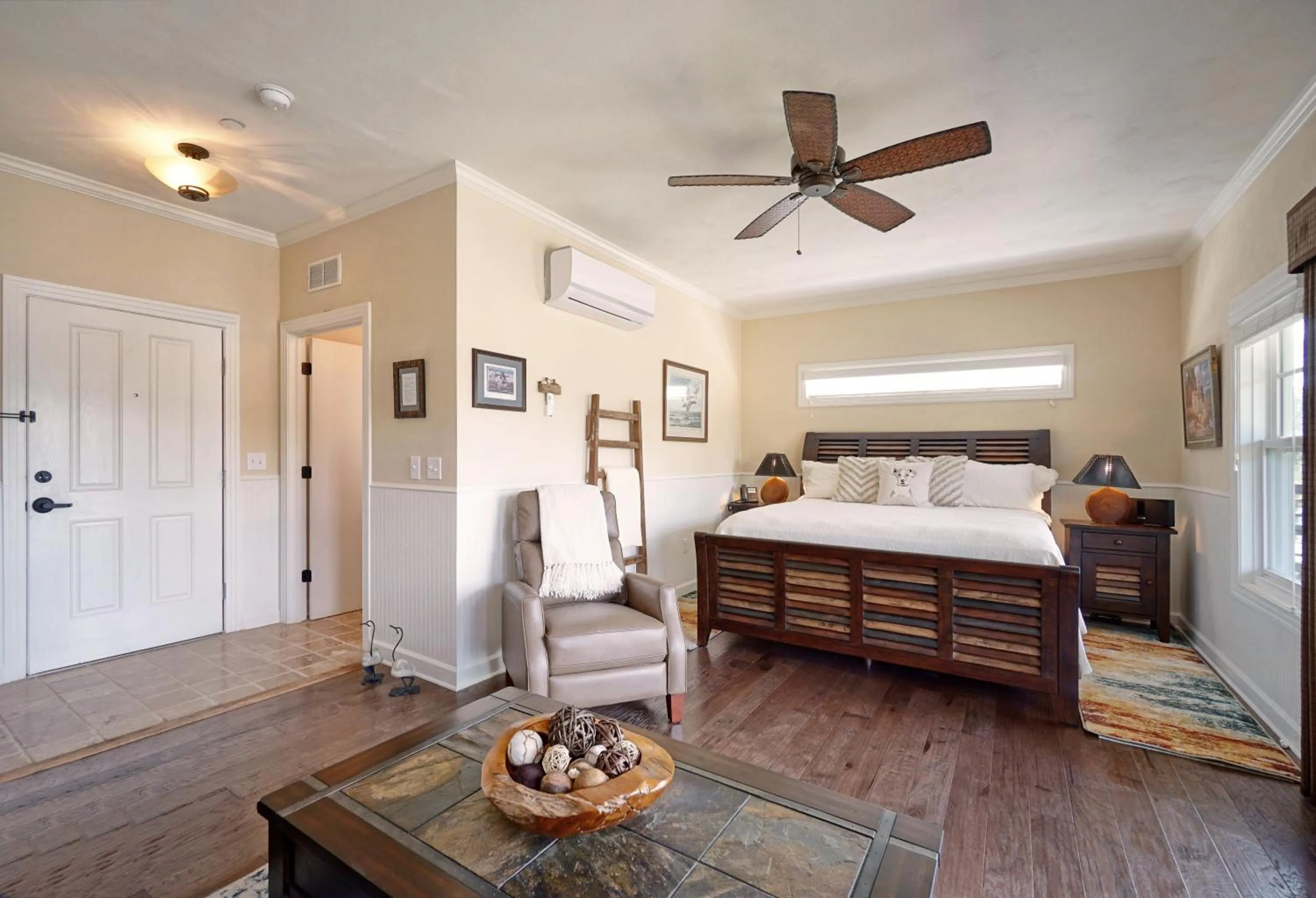 Photo of the whole room, Bed in Decoys