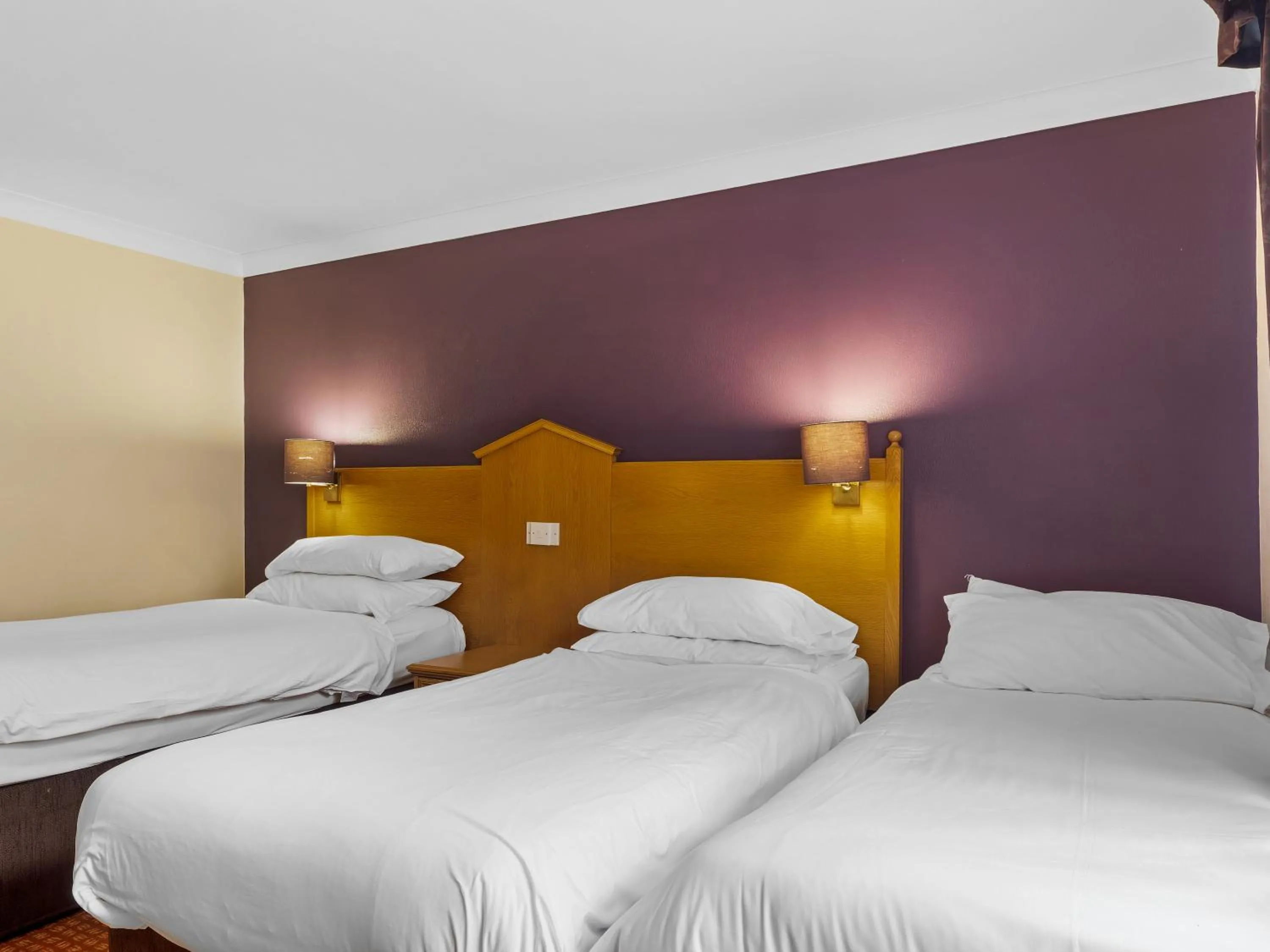 Bed in Everglades Hotel Warrington West