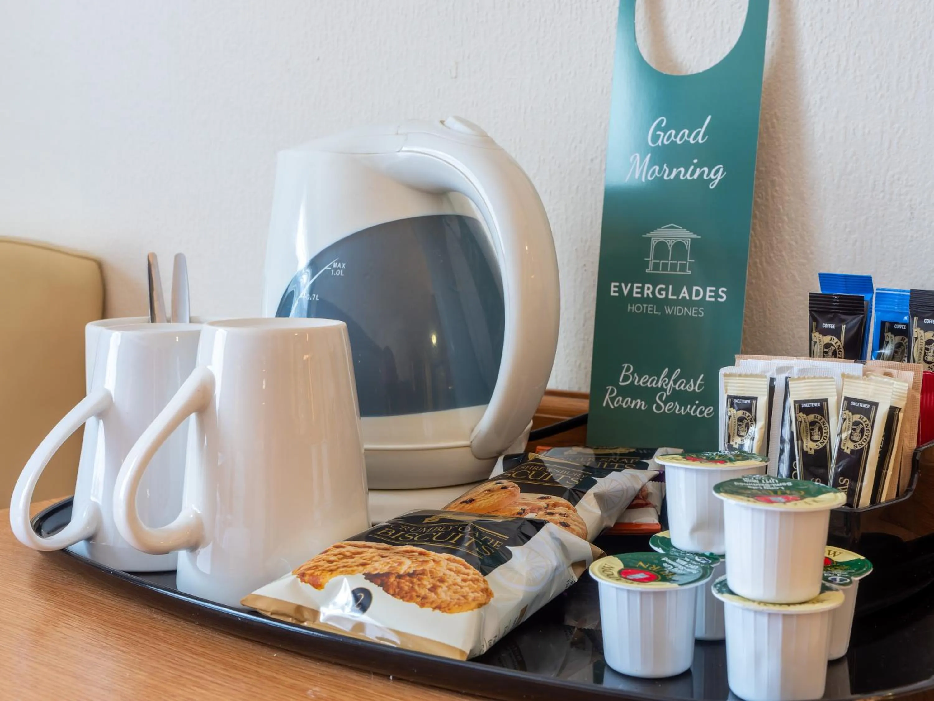 Coffee/tea facilities in Everglades Hotel Warrington West