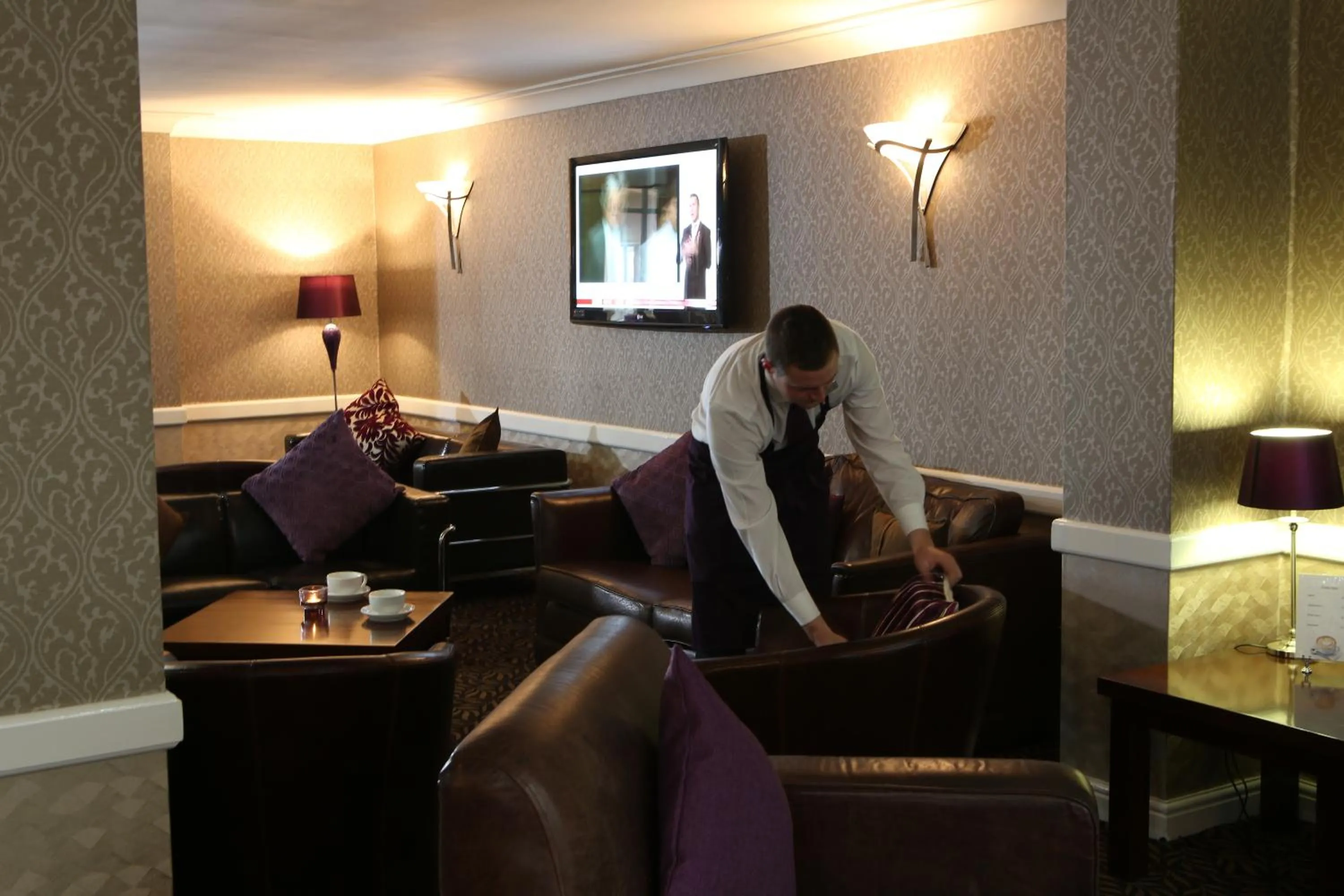 Communal lounge/ TV room in Everglades Hotel Warrington West