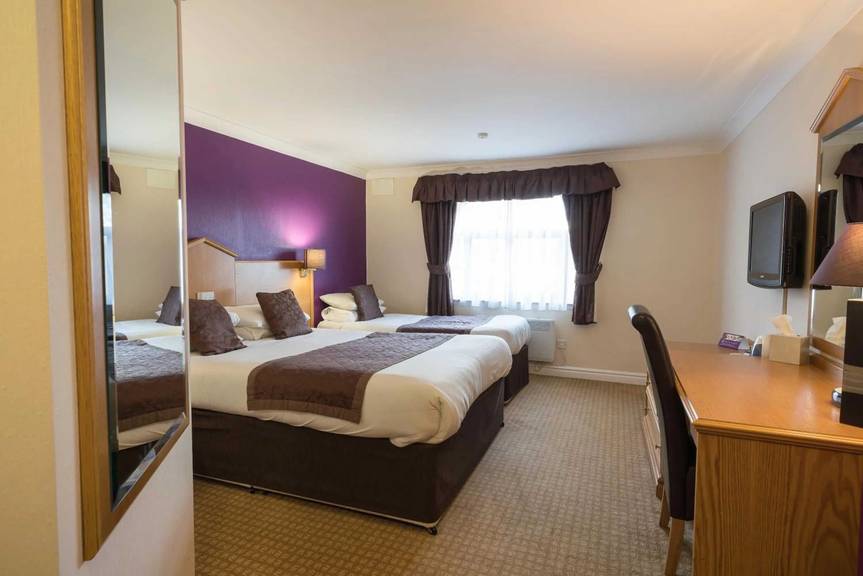 Bed in Everglades Hotel Warrington West