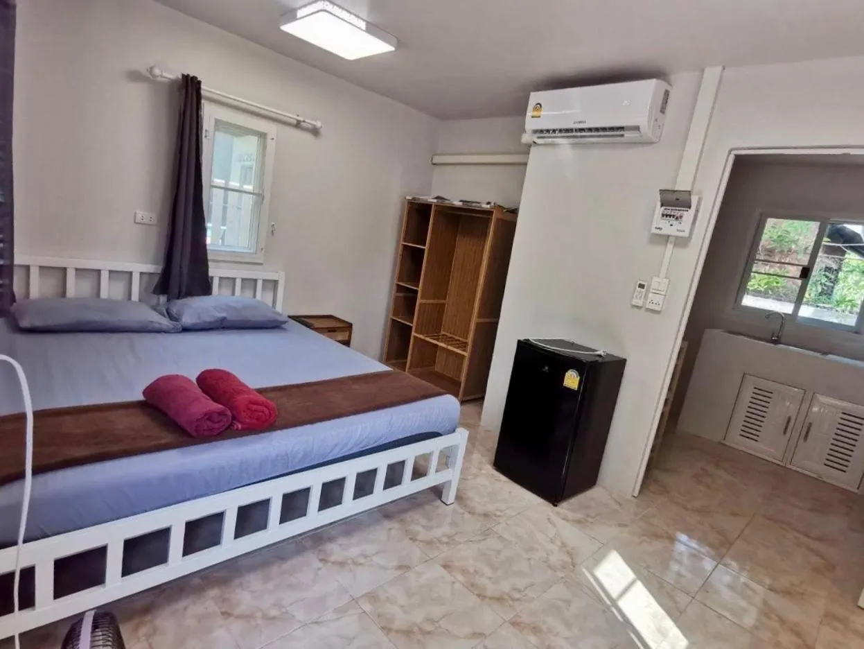 Bed in Rainbow Bungalow Haadrin Koh Phangan