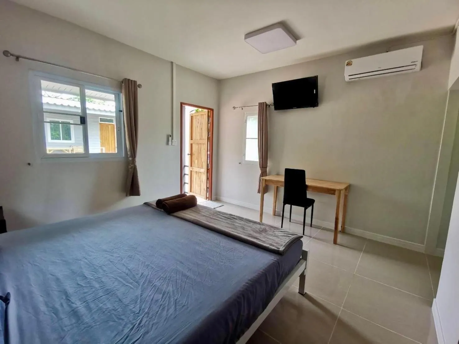 Bed in Rainbow Bungalow Haadrin Koh Phangan