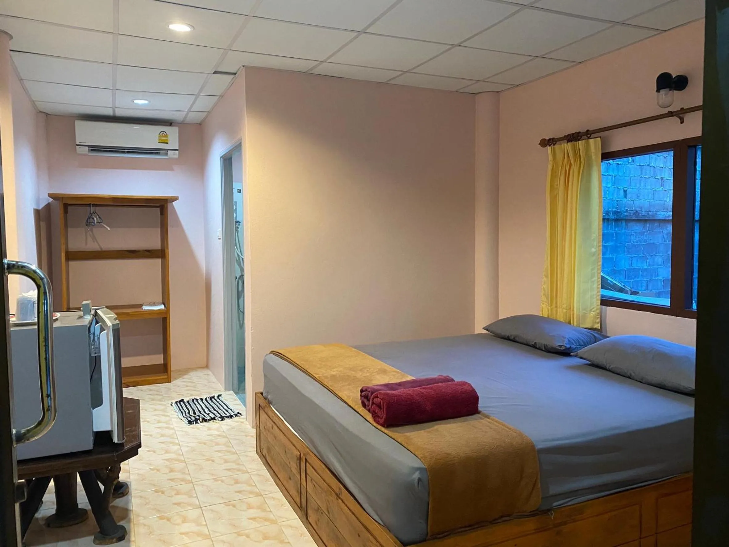 Bed in Rainbow Bungalow Haadrin Koh Phangan