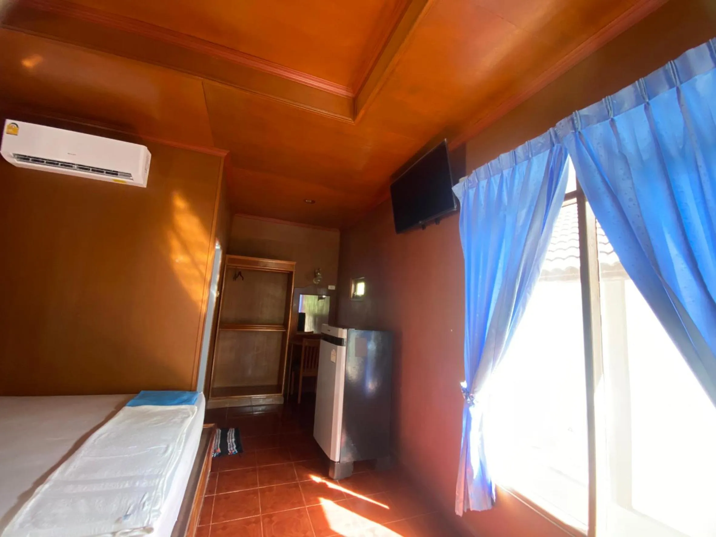 Bed in Rainbow Bungalow Haadrin Koh Phangan