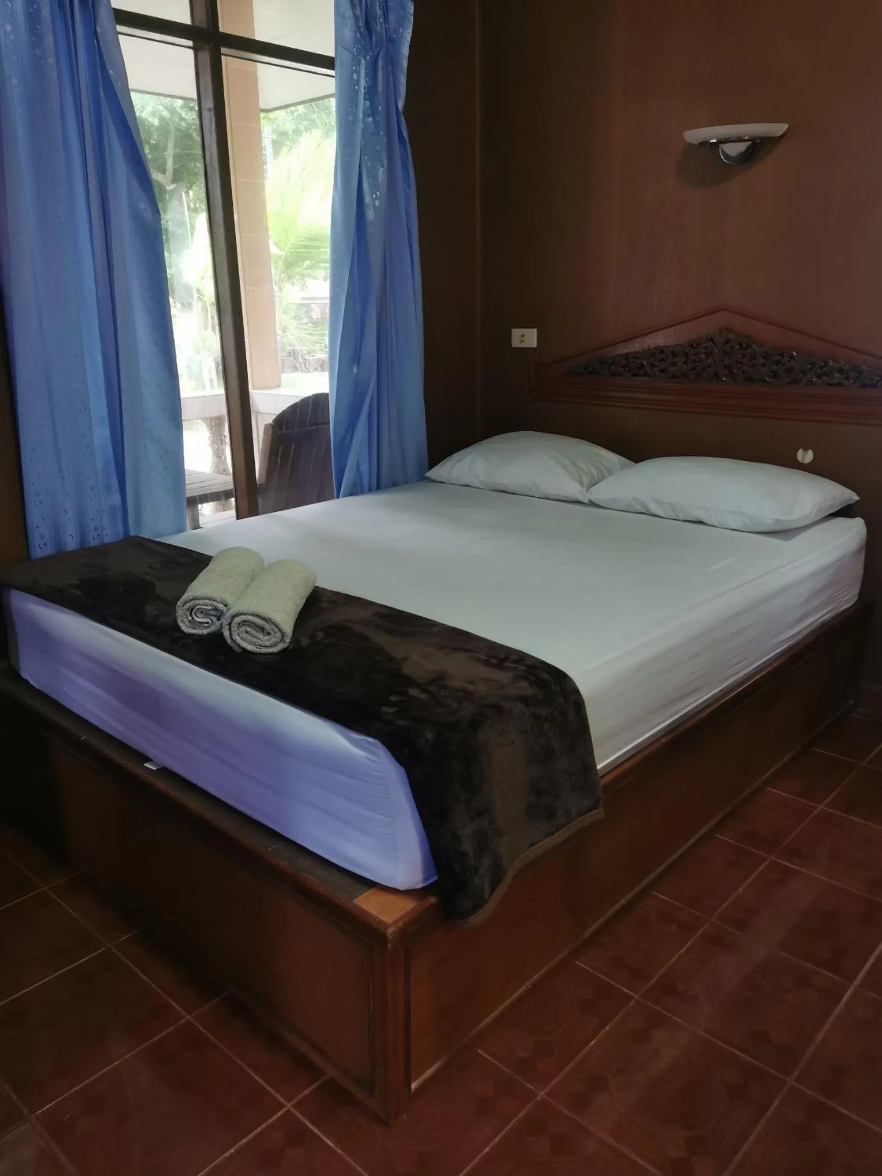 Bed in Rainbow Bungalow Haadrin Koh Phangan