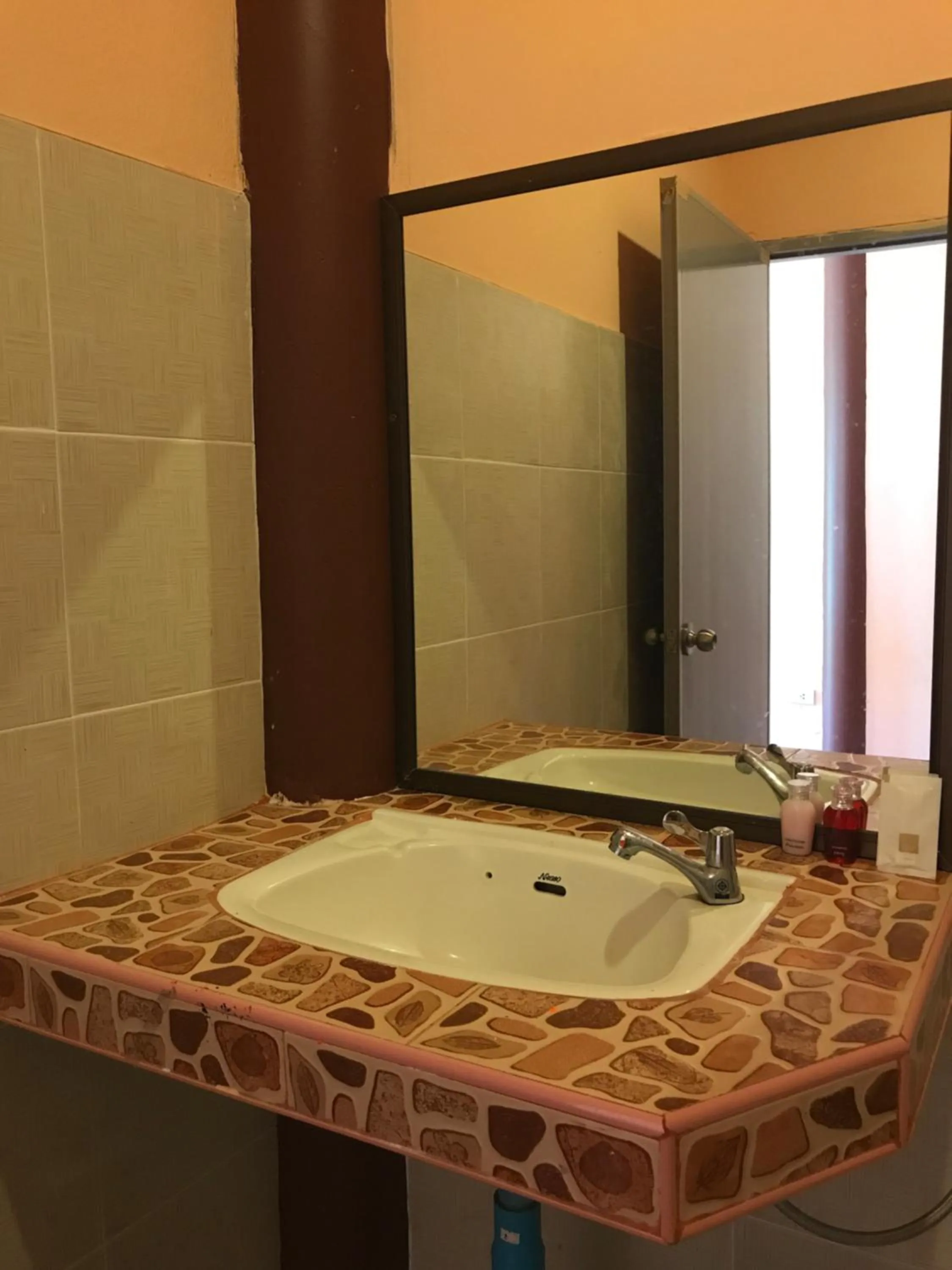 Bathroom in Rainbow Bungalow Haadrin Koh Phangan