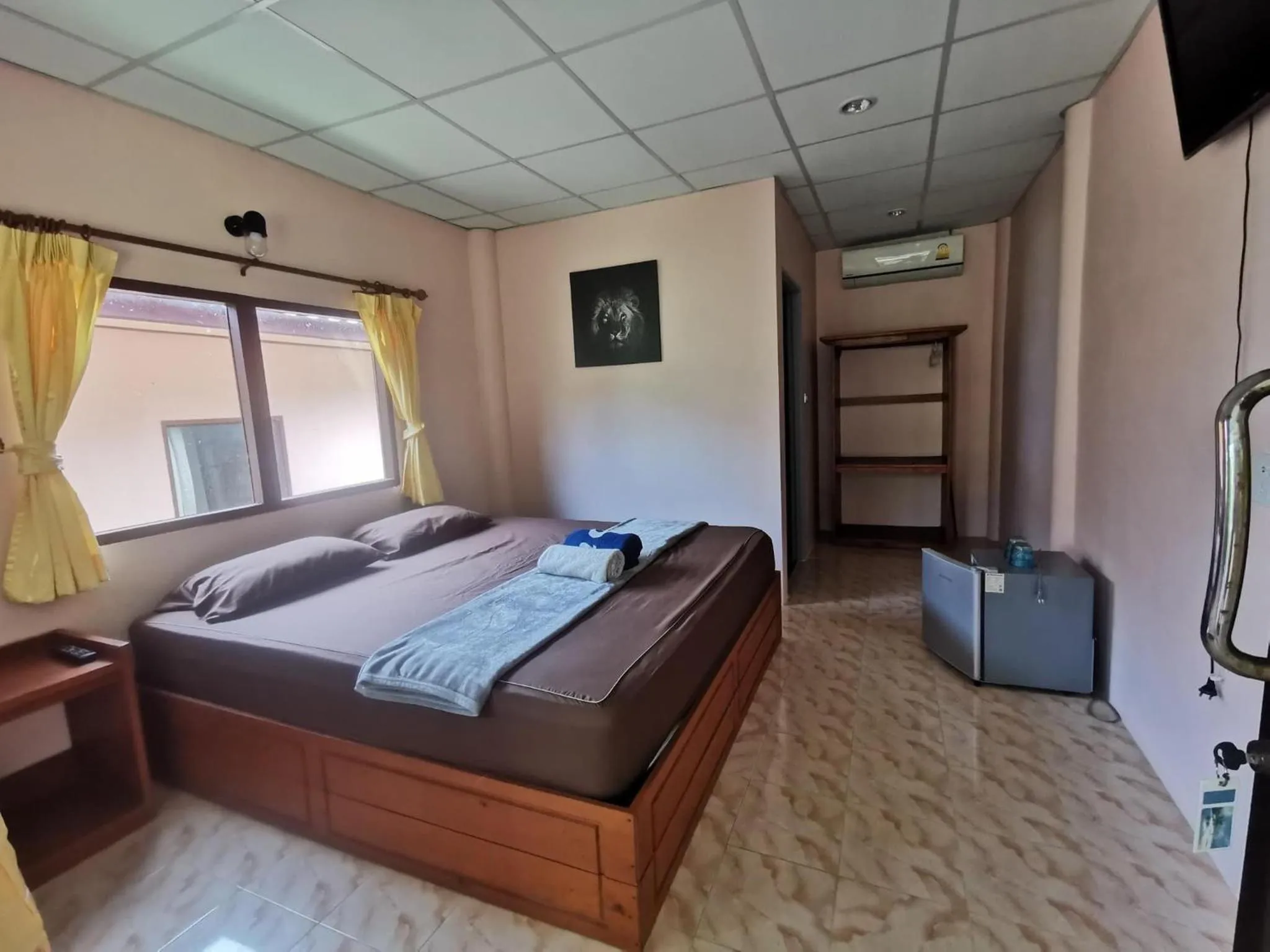 Bed in Rainbow Bungalow Haadrin Koh Phangan