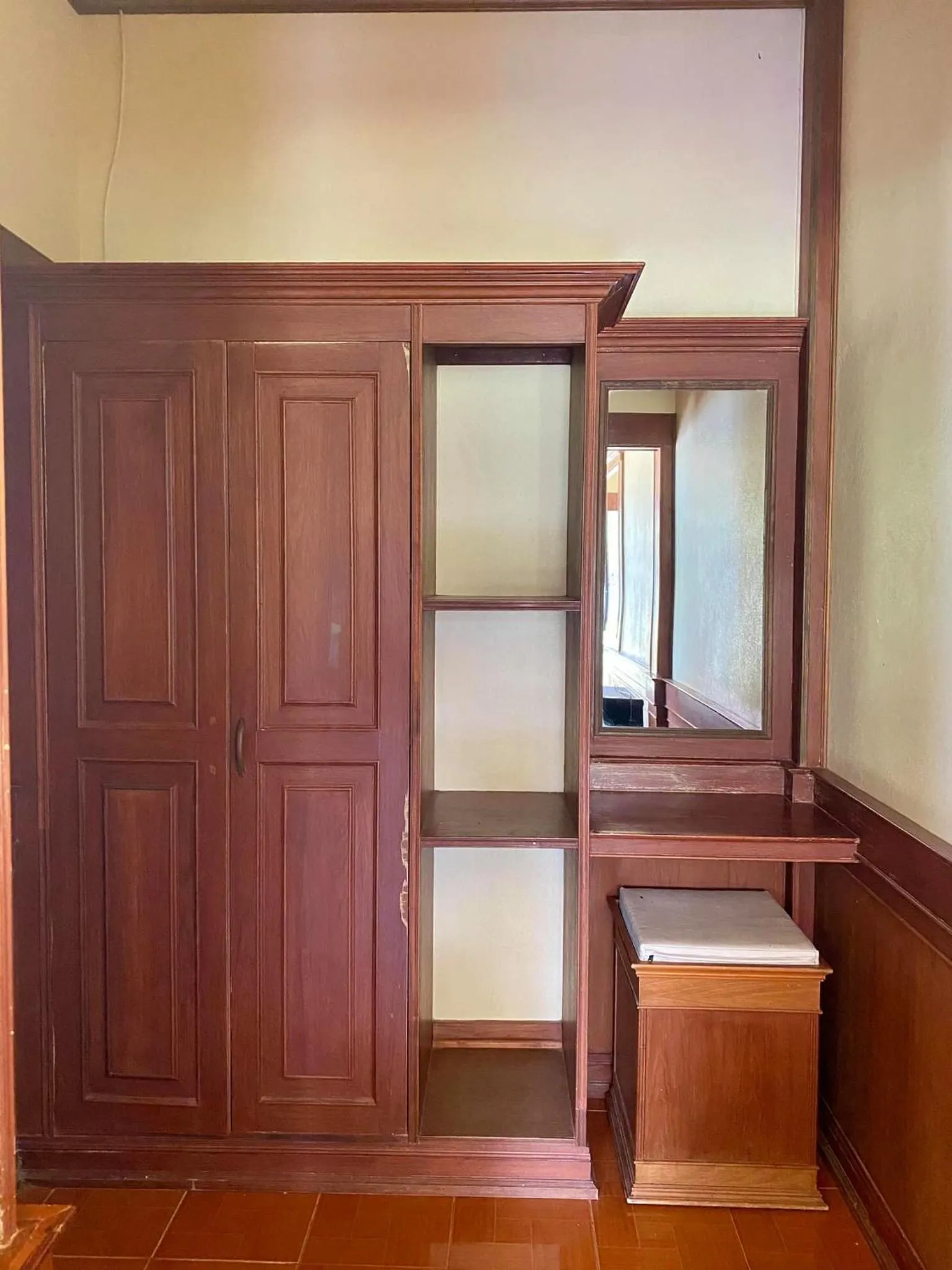 wardrobe in Rainbow Bungalow Haadrin Koh Phangan