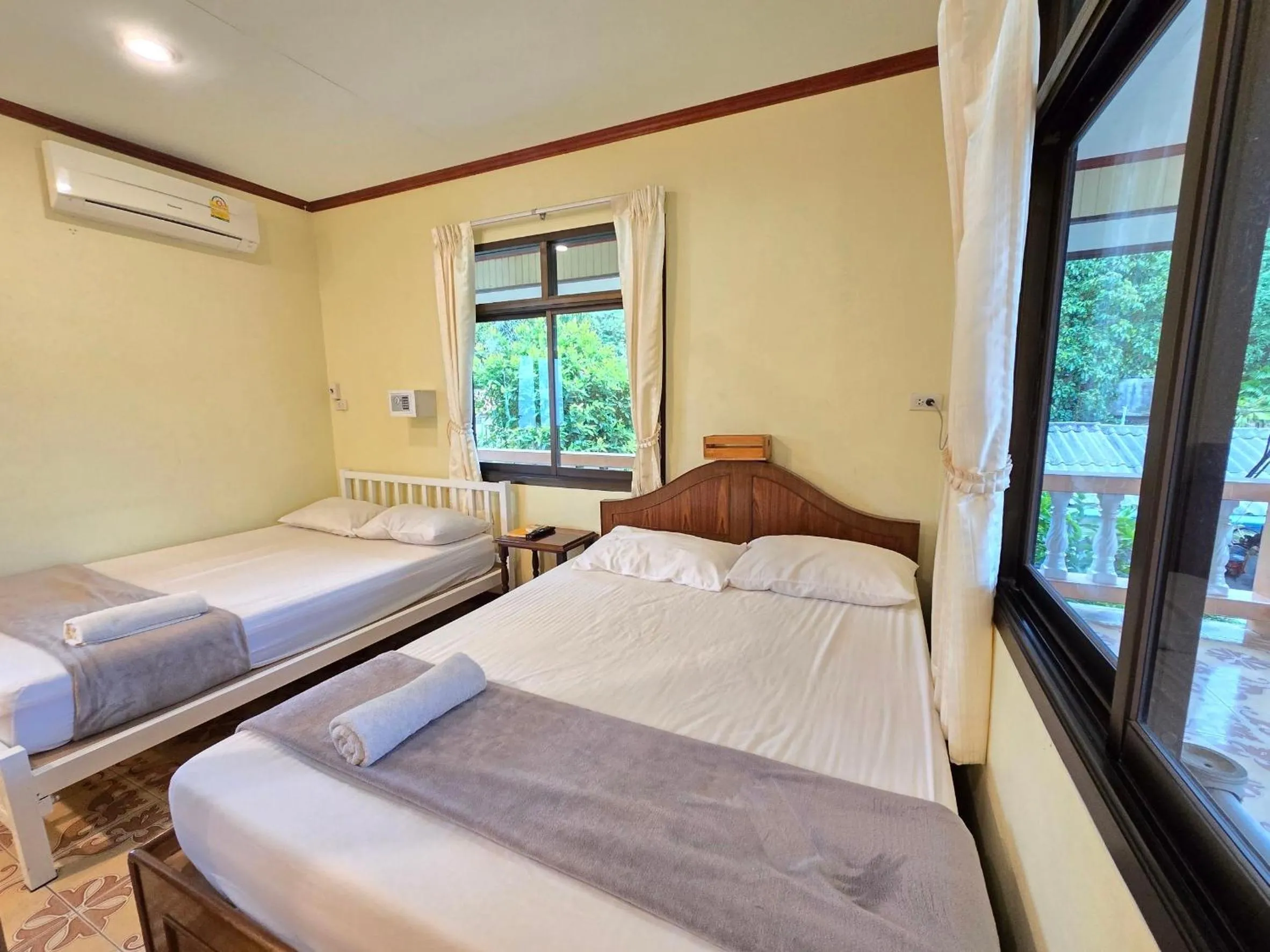 Bed in Rainbow Bungalow Haadrin Koh Phangan