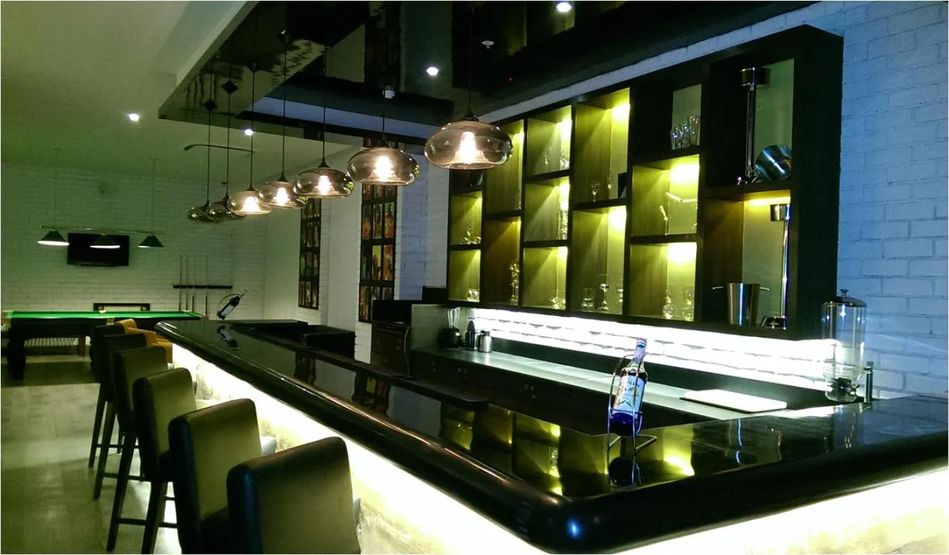 Lounge or bar in Lemon Tree Hotel, Gachibowli, Hyderabad