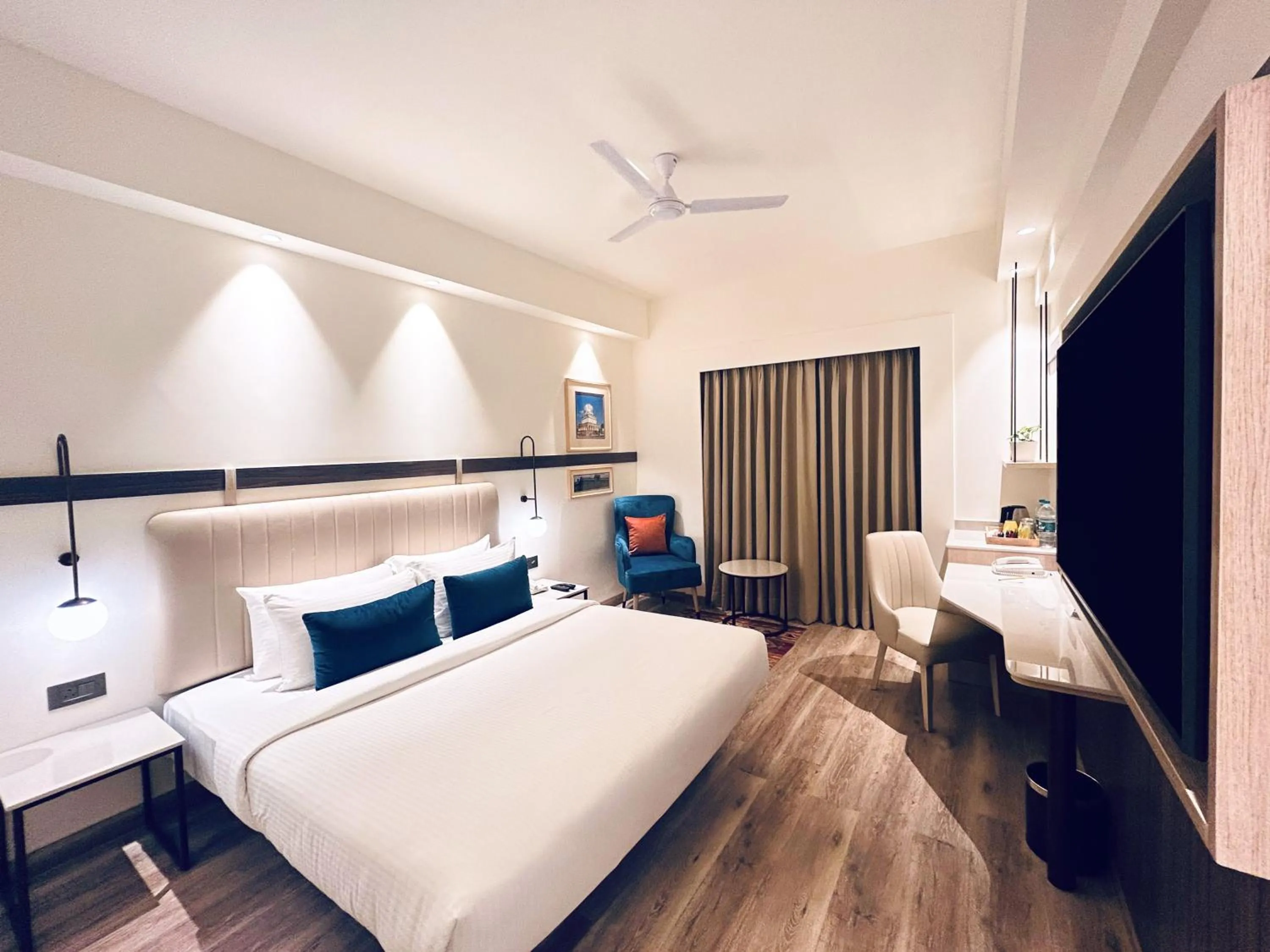 Bedroom, Bed in Lemon Tree Hotel, Gachibowli, Hyderabad