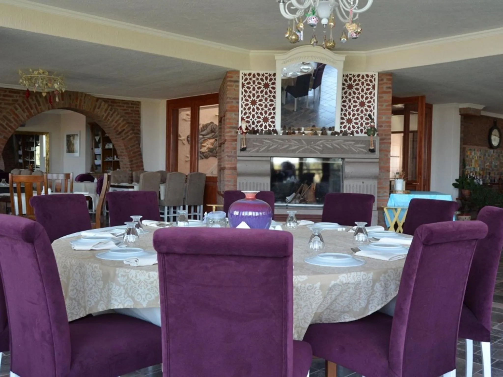 Restaurant/places to eat in Aeneas Hotel