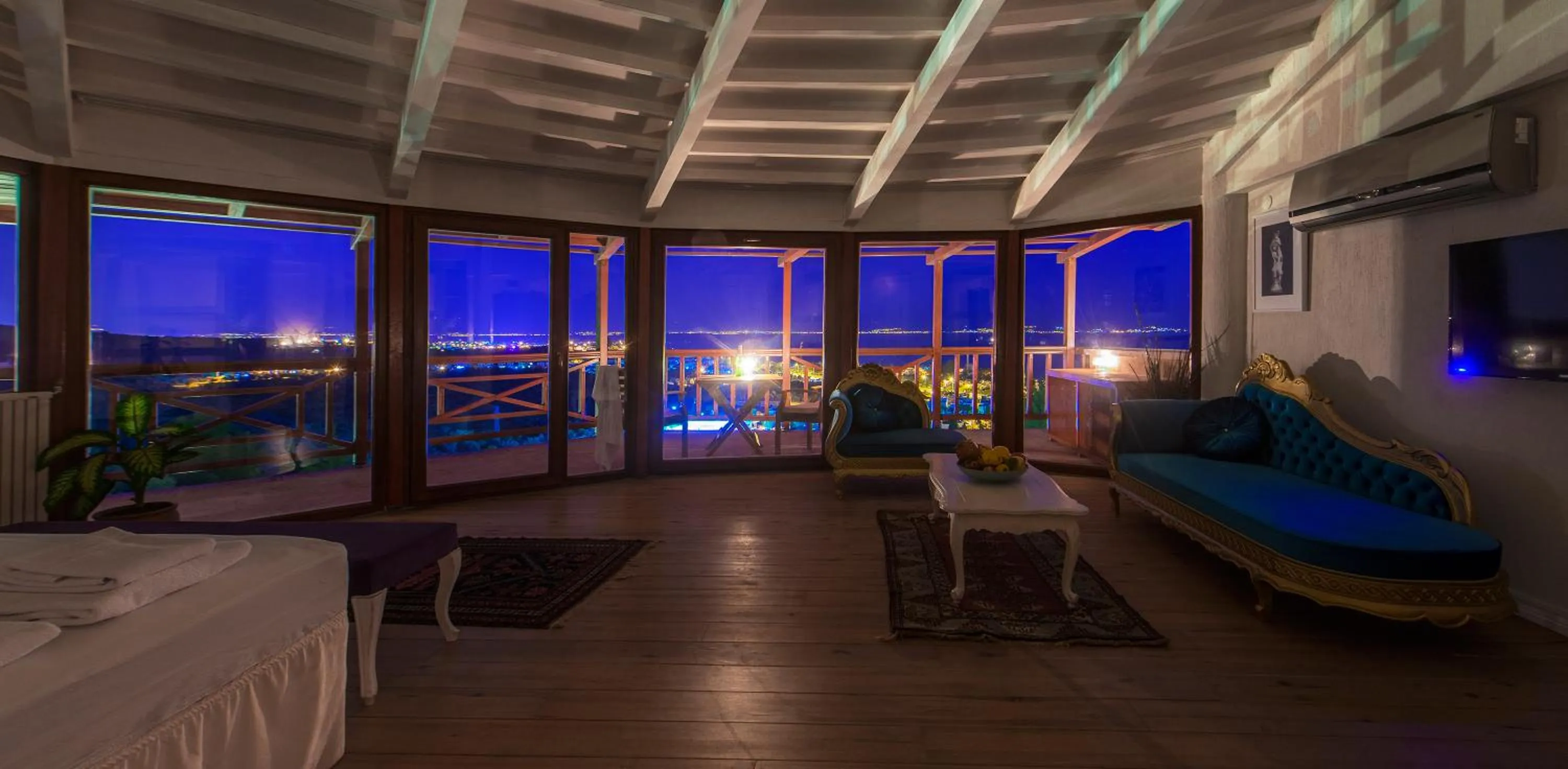 Night in Aeneas Hotel