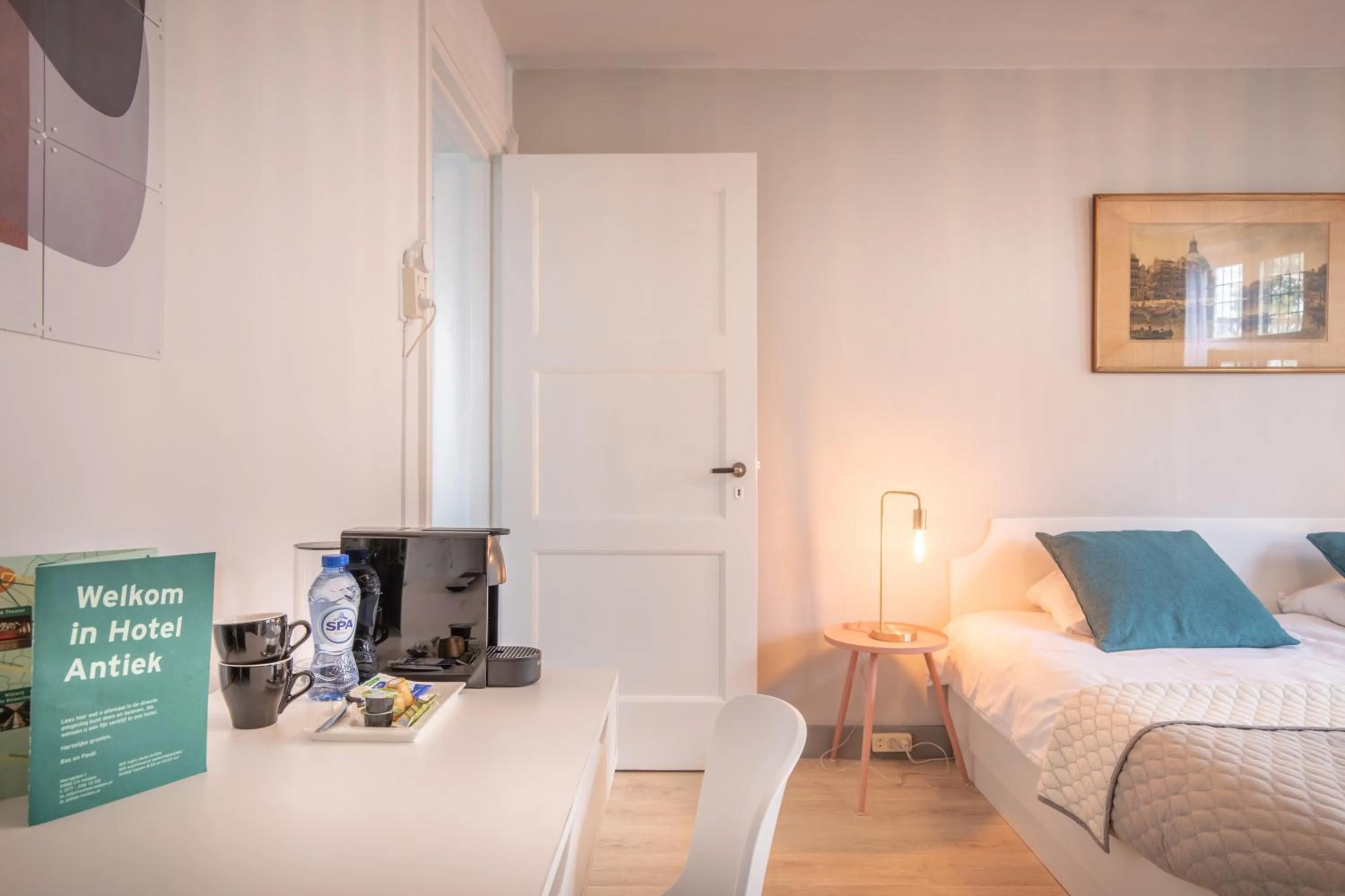 Coffee/tea facilities, Bed in Hotel Nieuw Antiek