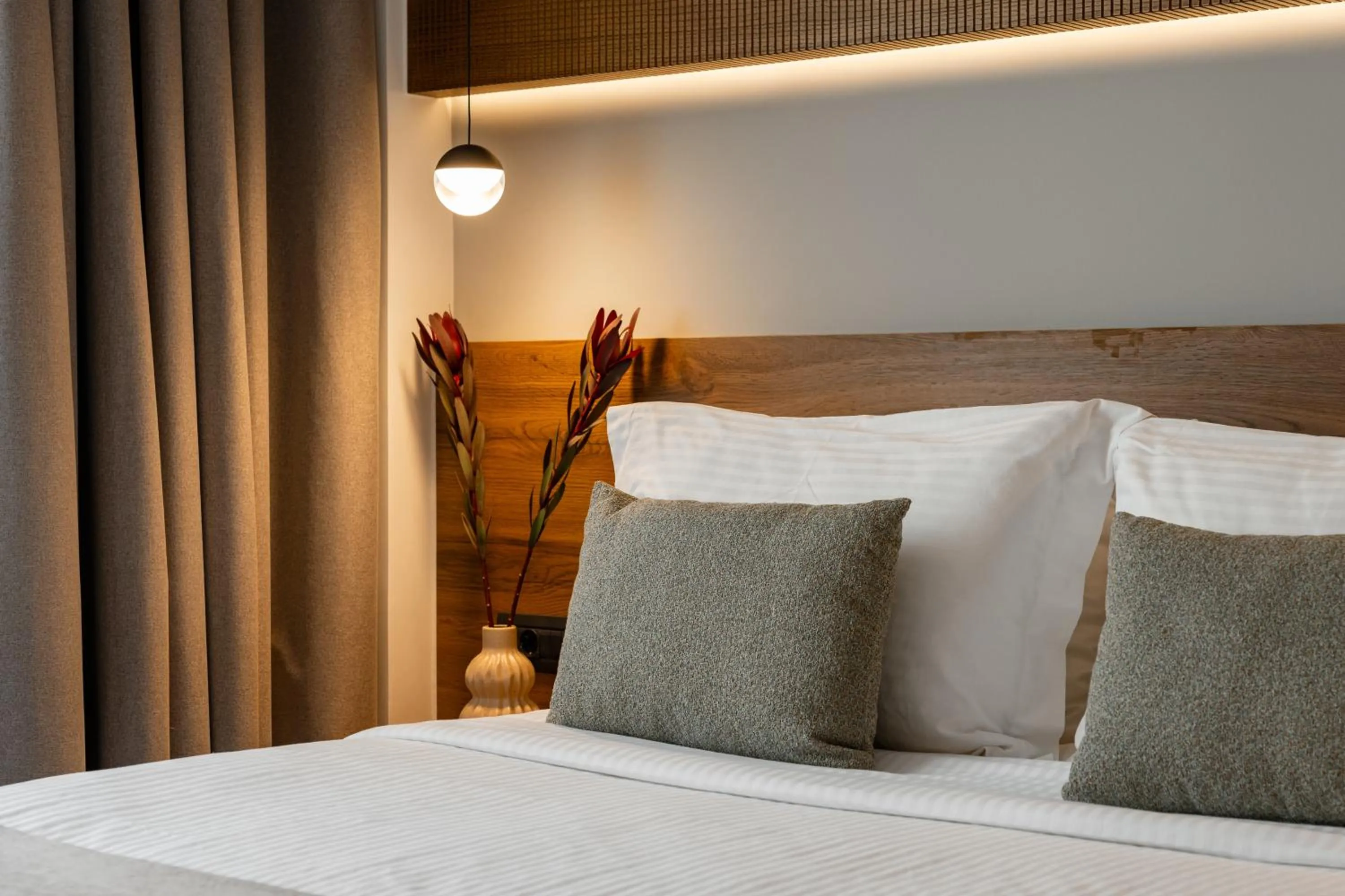 Bedroom, Bed in Omikron Luxury Residences by Semavί