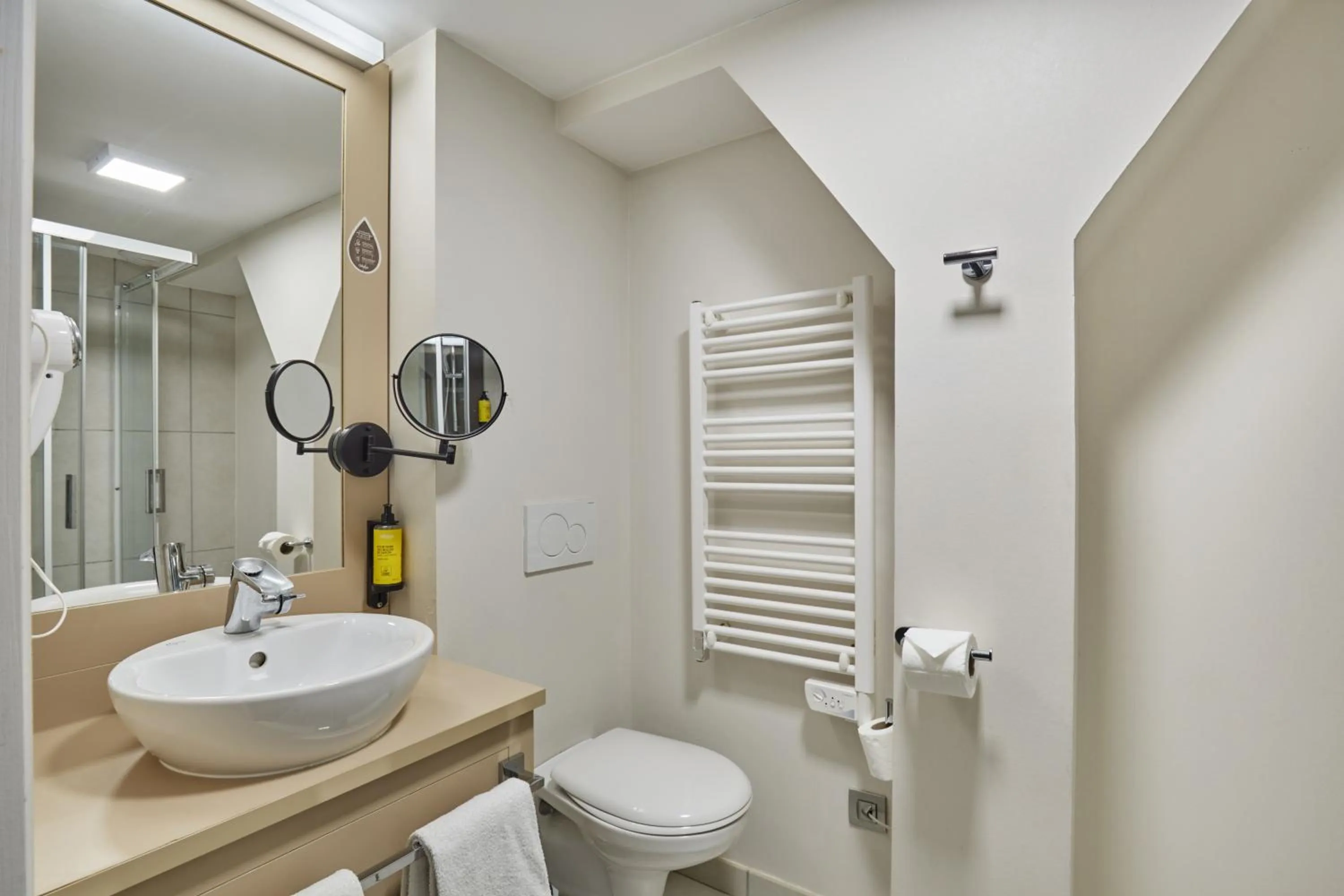 Bathroom in Appart'hôtel Odalys City - Dijon Centre Les Cordeliers