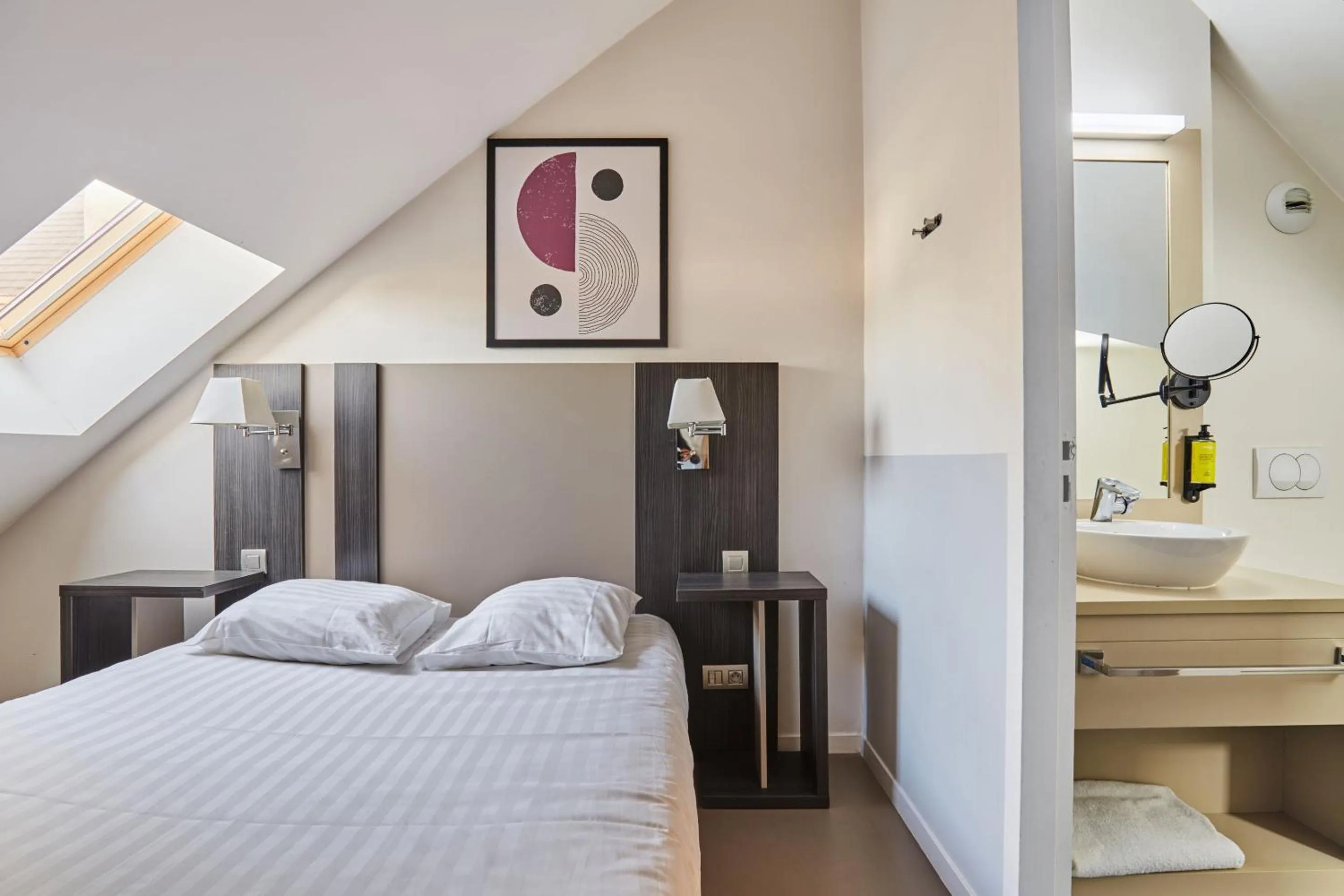 Bed in Appart'hôtel Odalys City - Dijon Centre Les Cordeliers