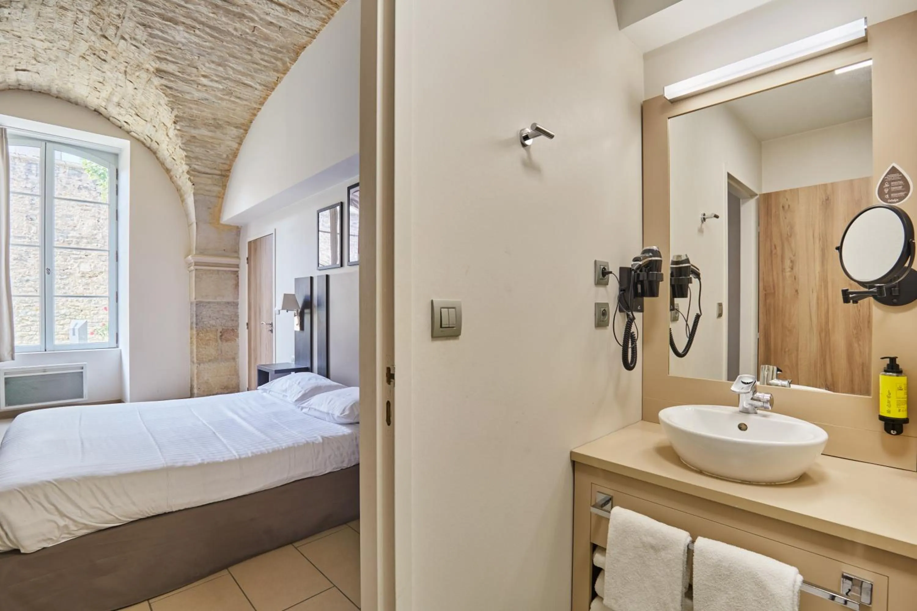 Bathroom, Bed in Appart'hôtel Odalys City - Dijon Centre Les Cordeliers