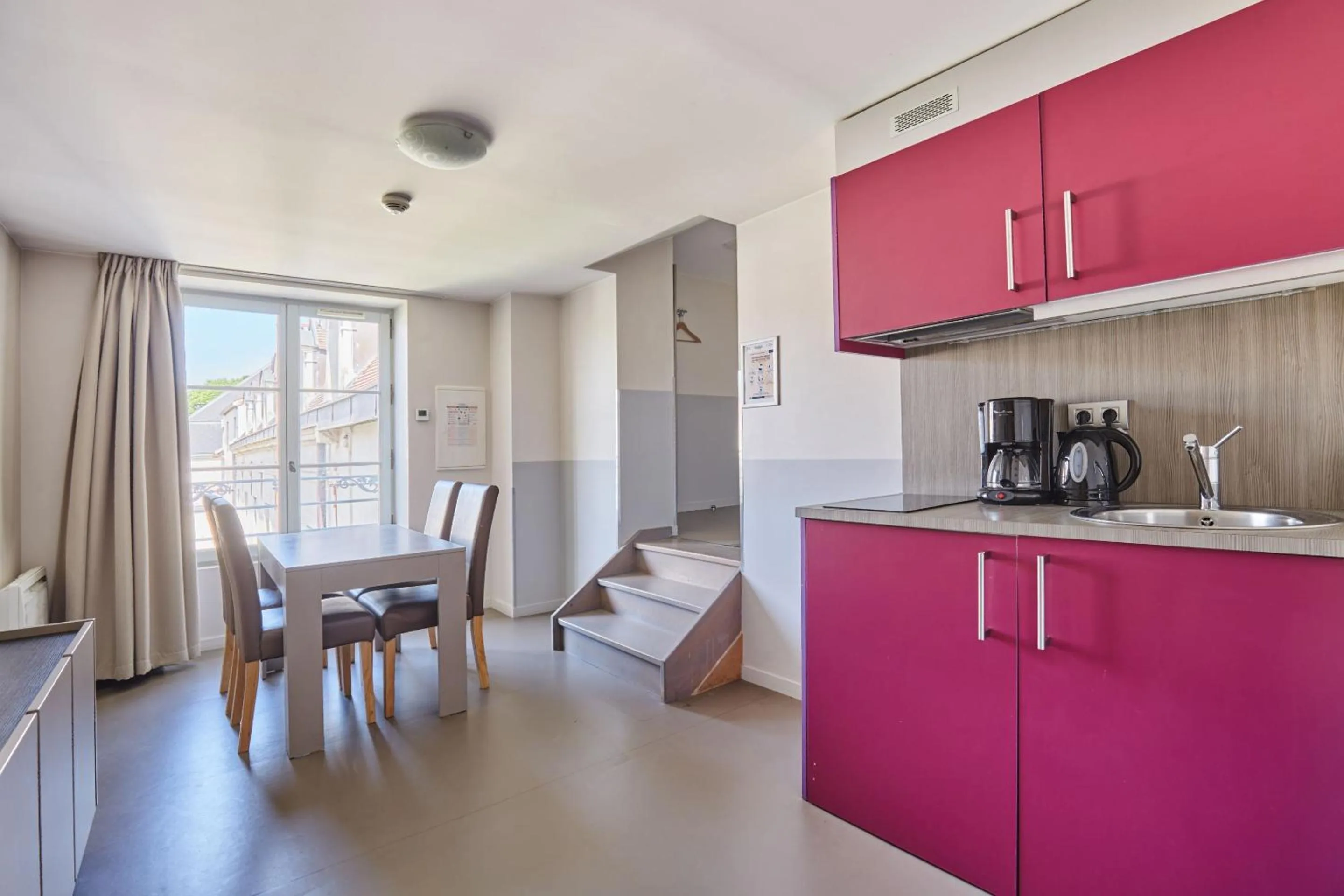 Kitchen or kitchenette in Appart'hôtel Odalys City - Dijon Centre Les Cordeliers