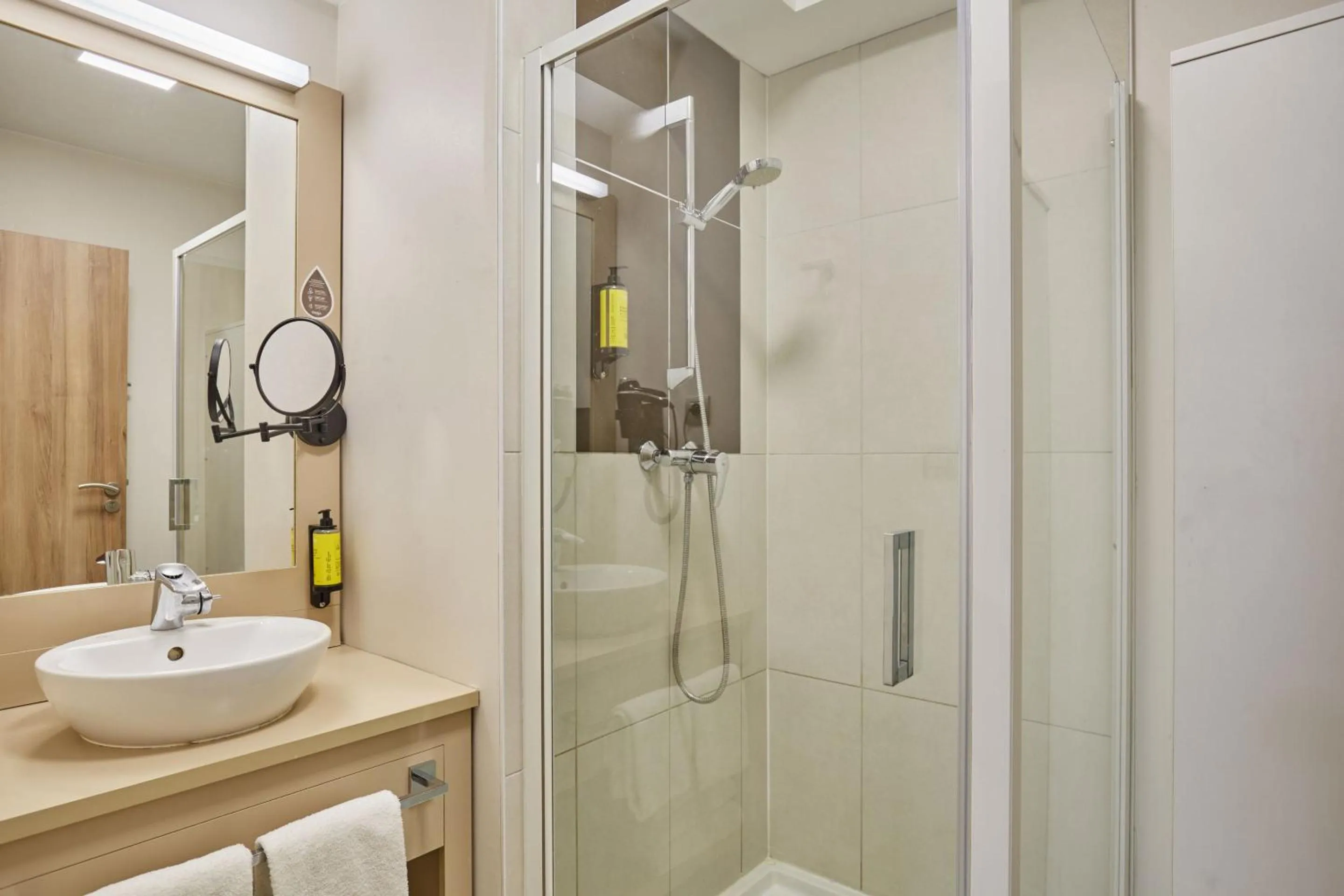 Shower in Appart'hôtel Odalys City - Dijon Centre Les Cordeliers