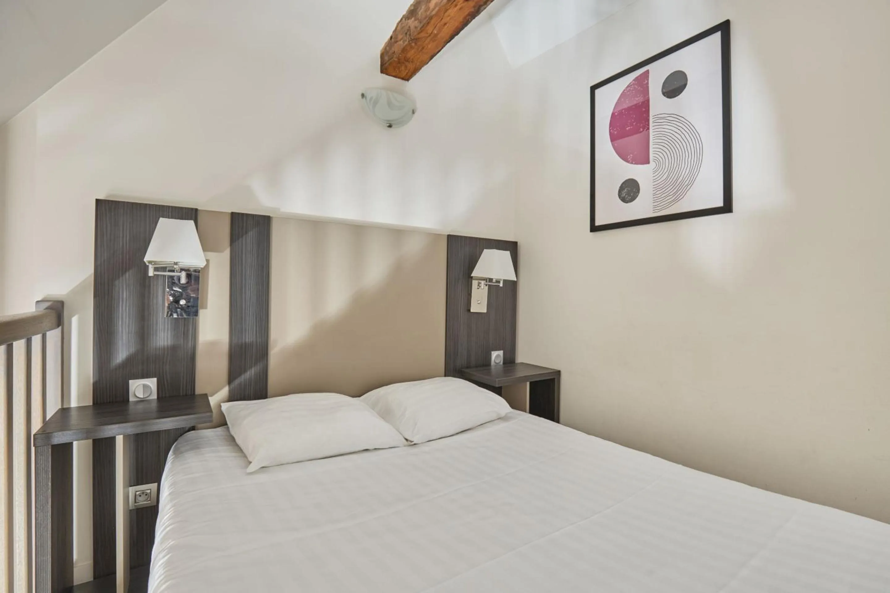 Bed in Appart'hôtel Odalys City - Dijon Centre Les Cordeliers