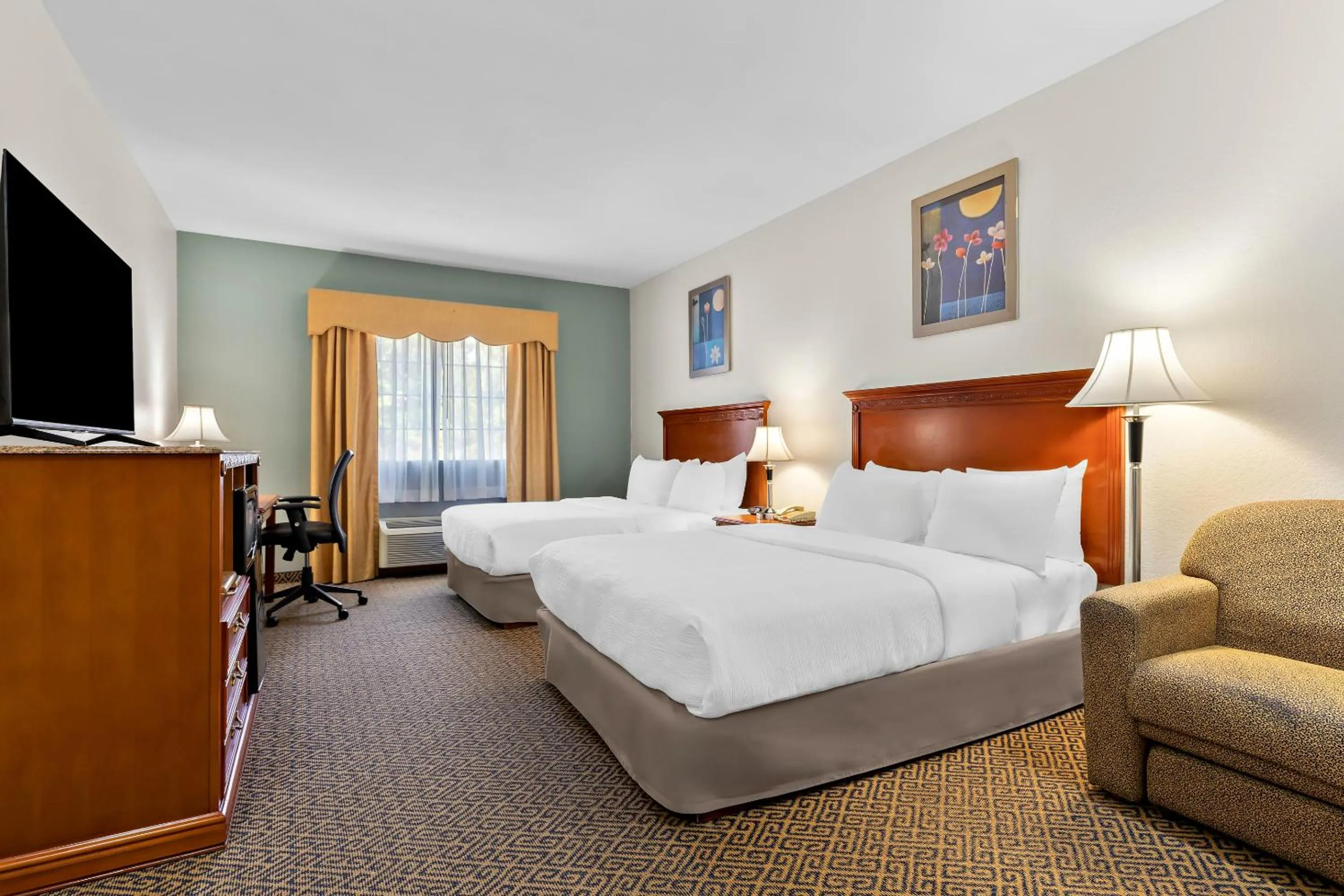 Bed in Quality Inn & Suites McAlester on Hwy 69