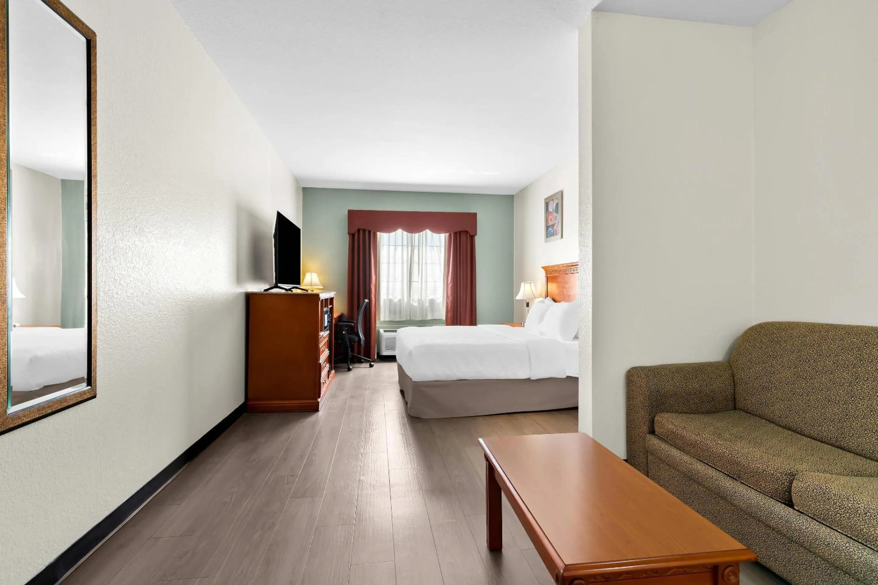 Bedroom, Bed in Quality Inn & Suites McAlester on Hwy 69