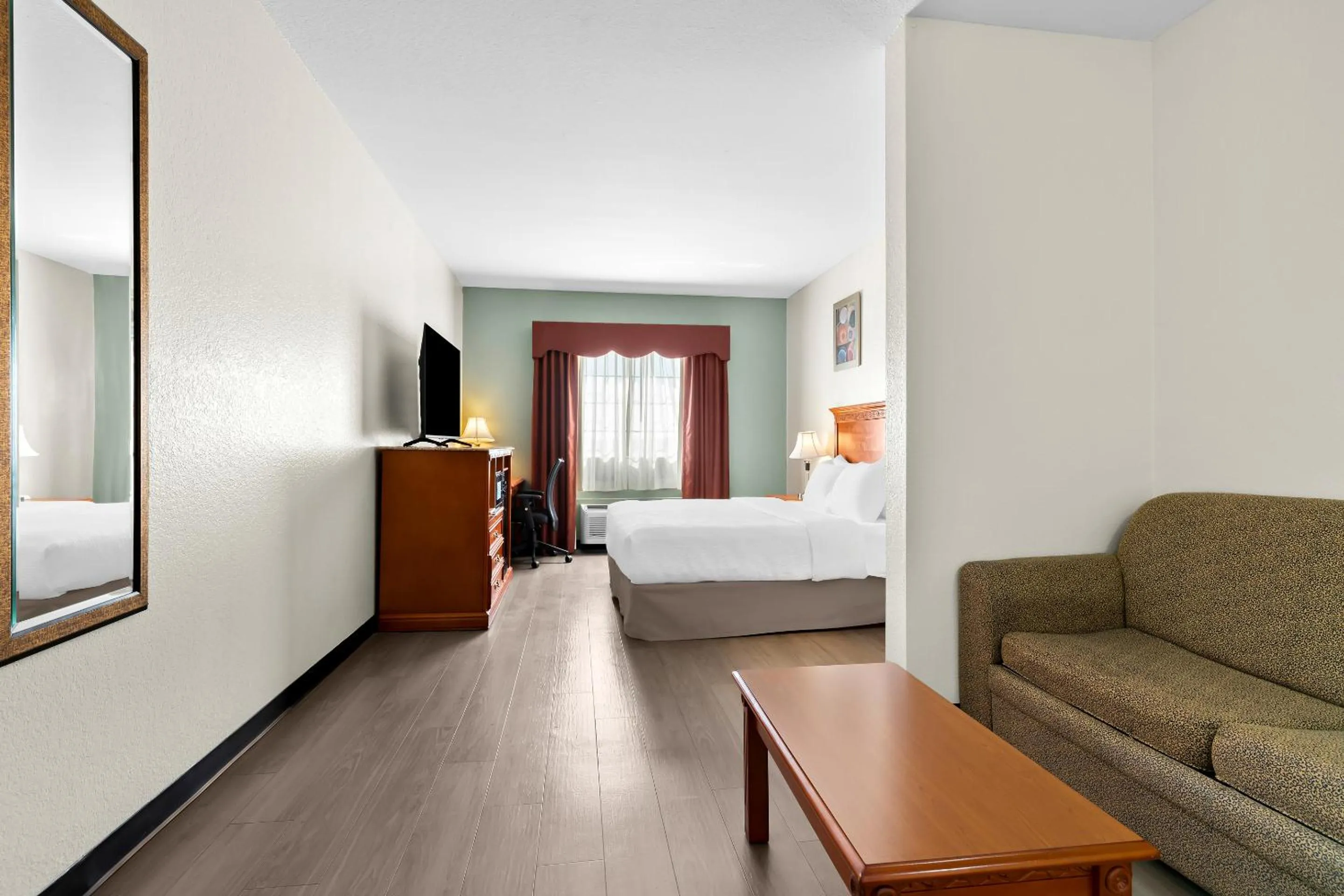 Bed in Quality Inn & Suites McAlester on Hwy 69