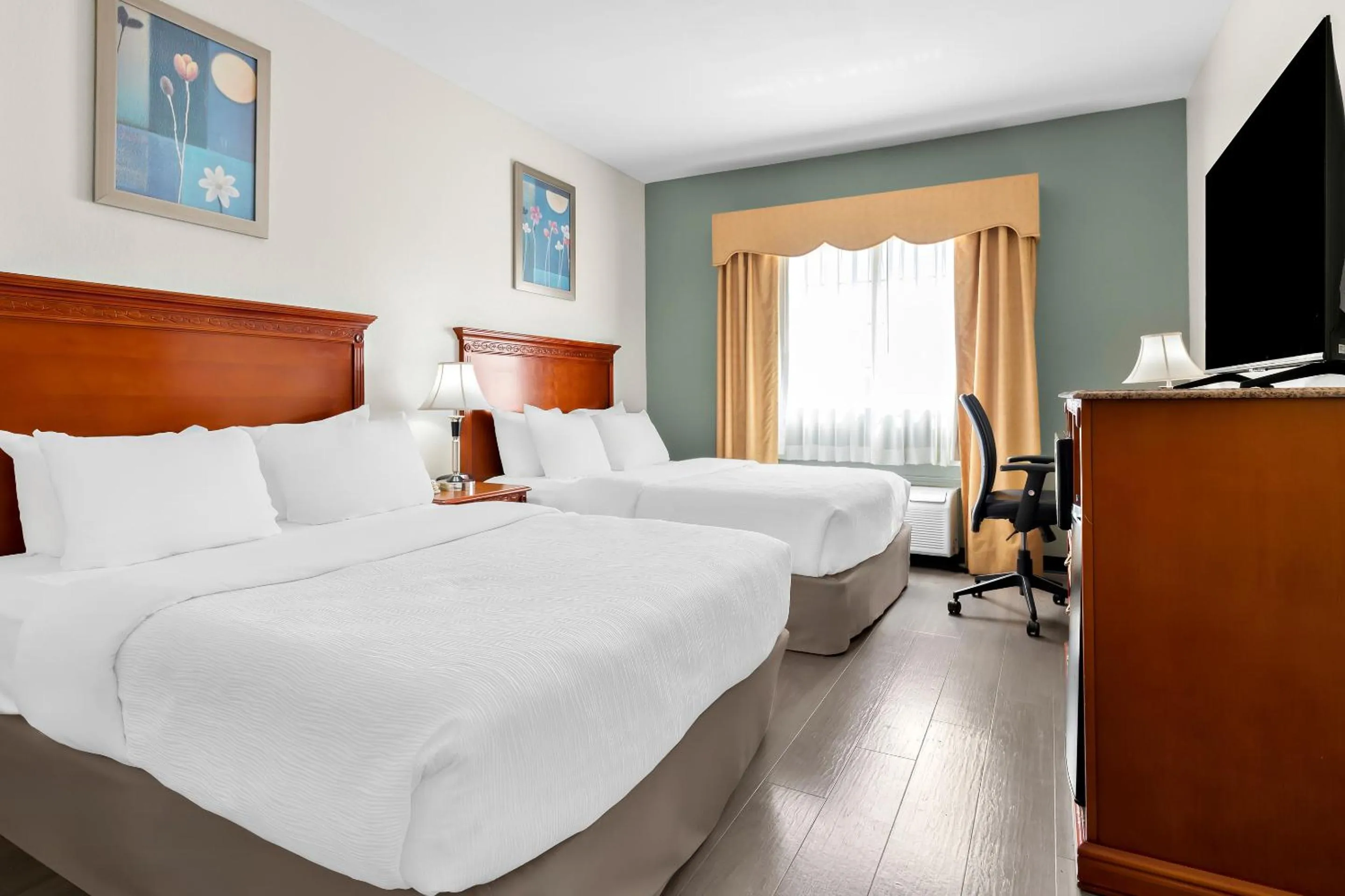 Toilet, Bed in Quality Inn & Suites McAlester on Hwy 69