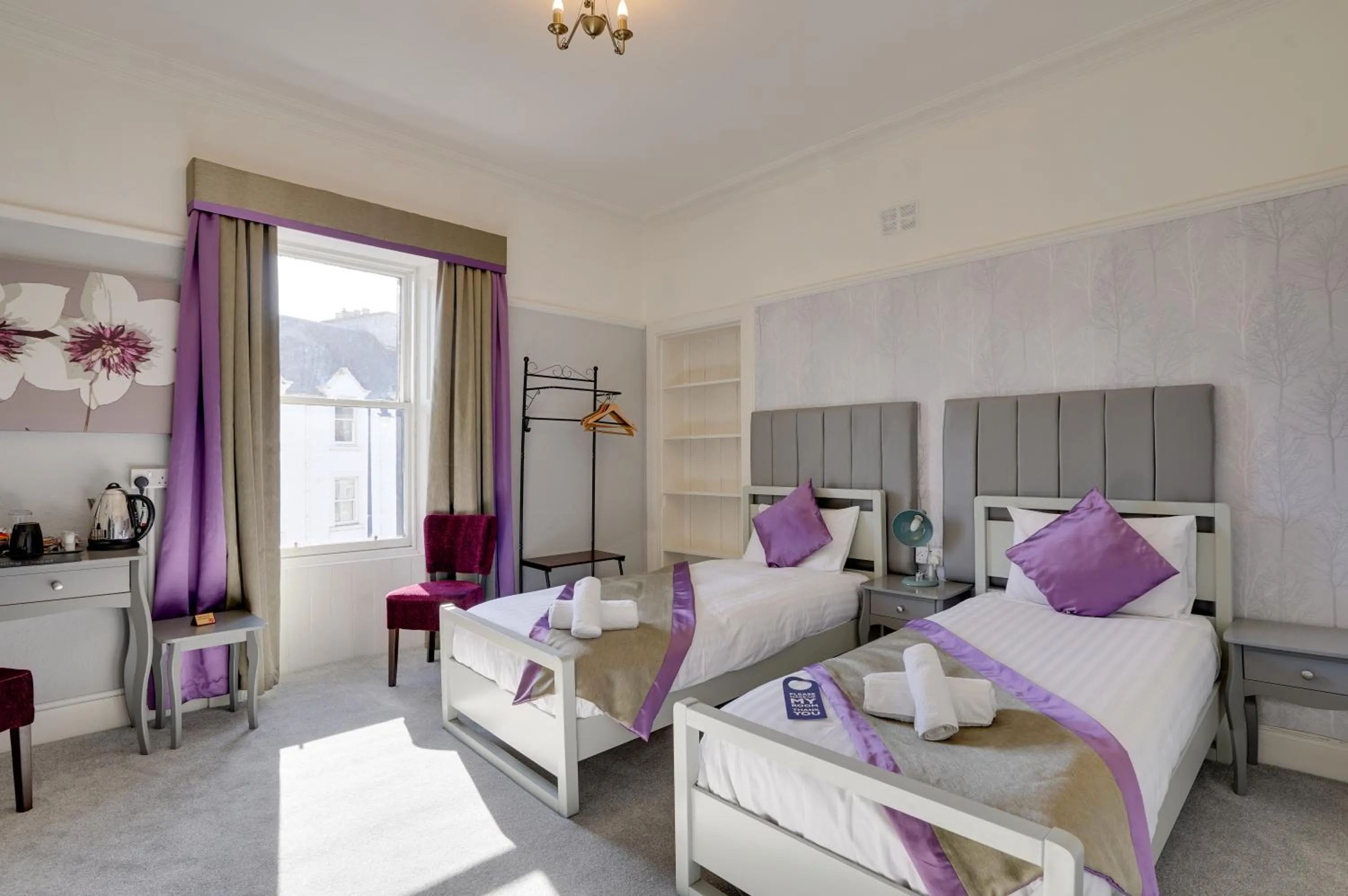 Bed in The County Hotel - Self Check-In, Ultra Fast WI-FI, Free Parking, Central Location