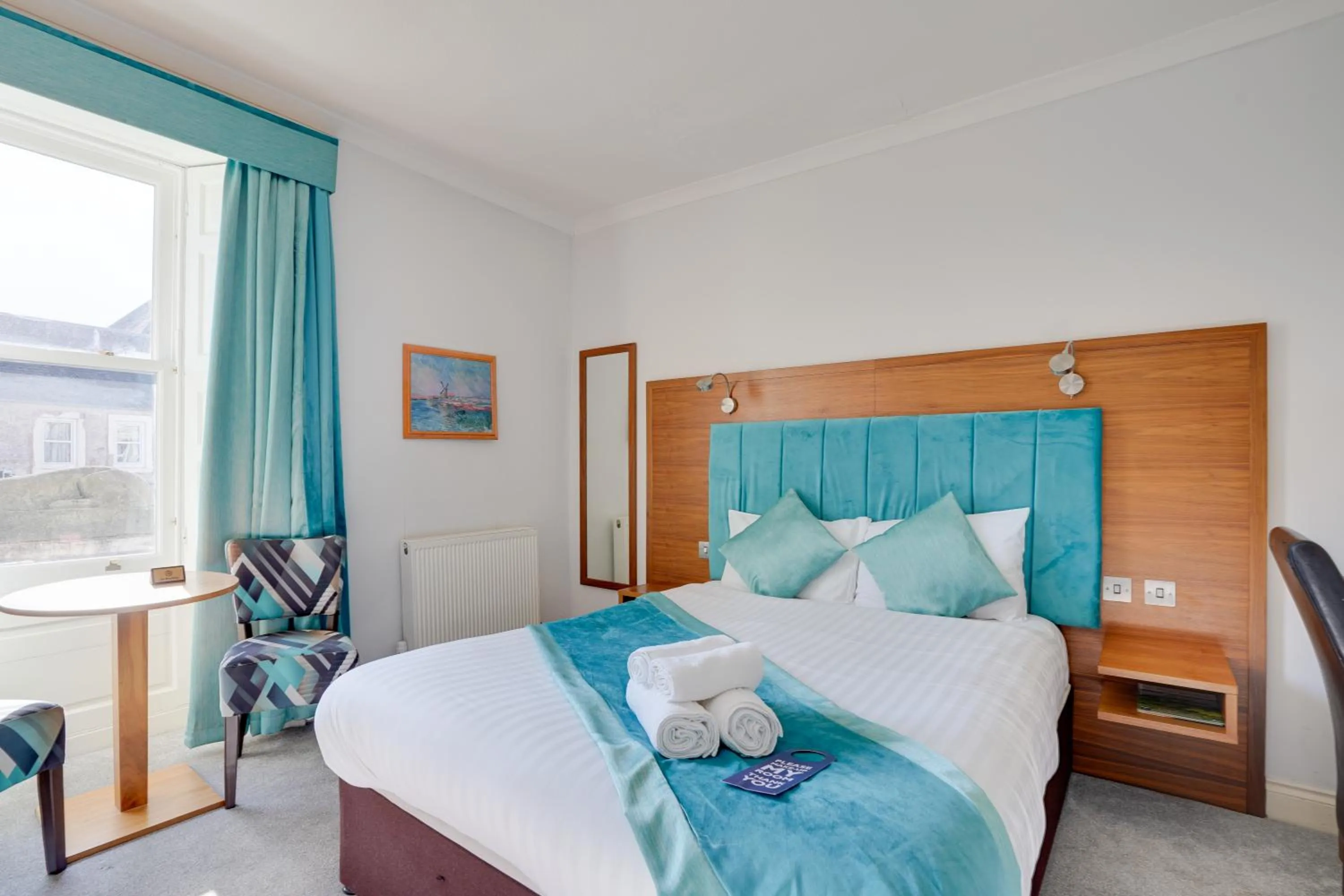 Bed in The County Hotel - Self Check-In, Ultra Fast WI-FI, Free Parking, Central Location
